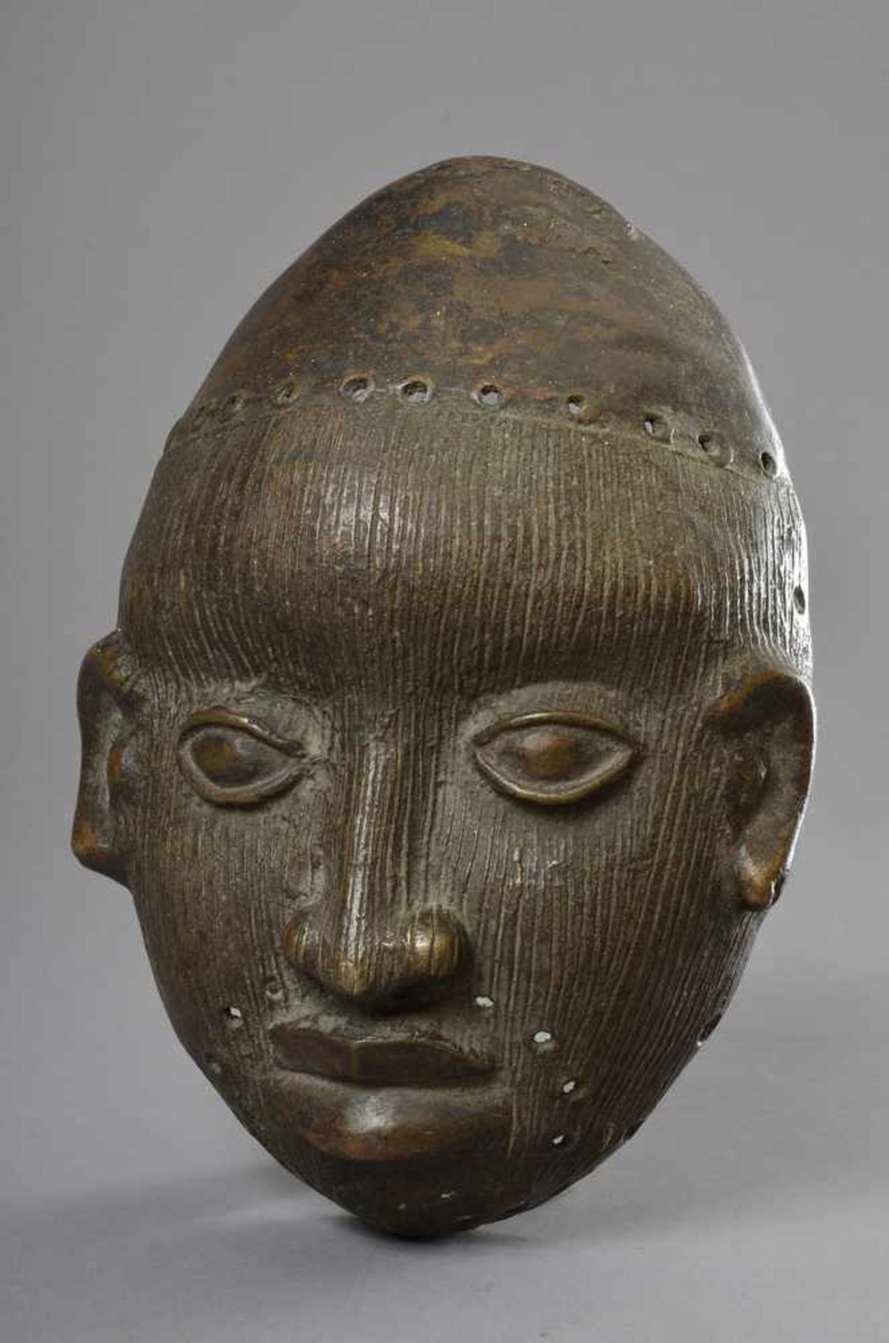 Benin Bronze Maske mit schöner Patina, wohl Museumsabguss, frühes 20.Jh., 29,5x20cm