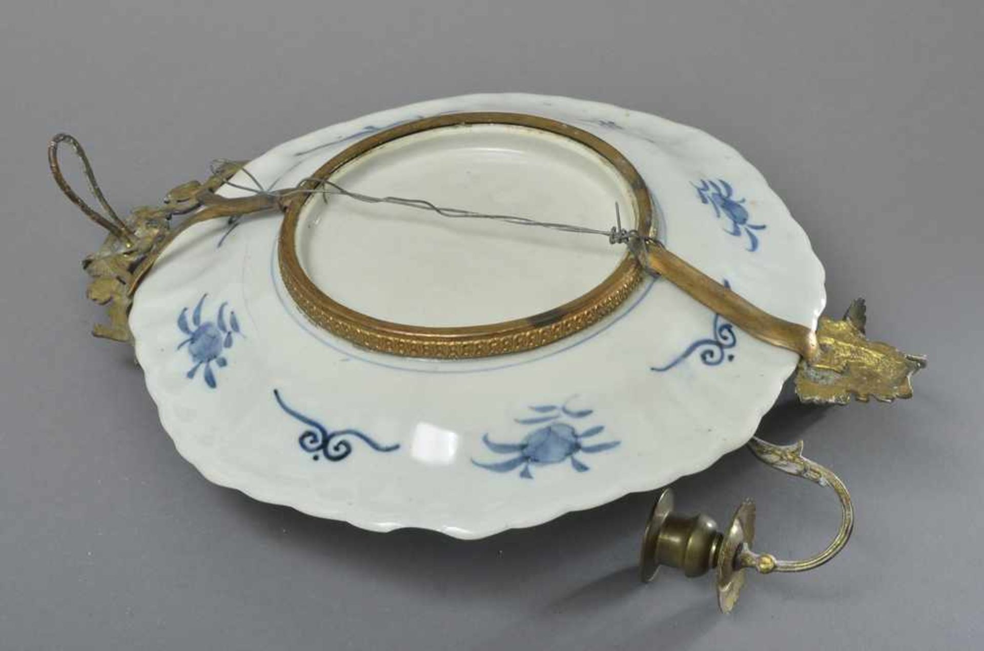 Wandblaaker mit Imari Teller in Ormolu Fassung mit Mascaron Dekor, Frankreich, Ende 19.Jh., 41x31cm, - Bild 4 aus 4