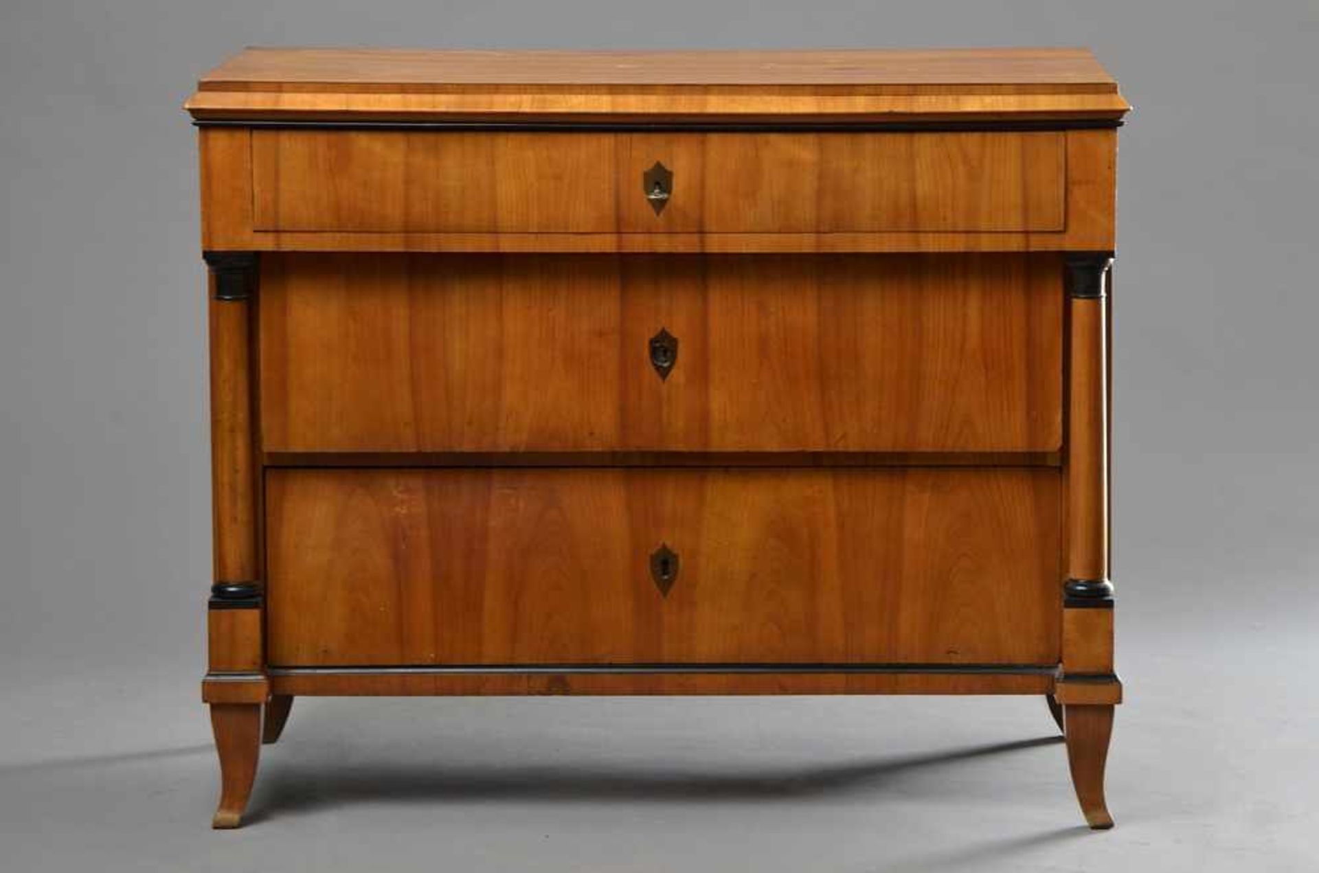 Klassische Biedermeier Kommode mit seitlichen Vollsäulen, Kirsche furniert mit ebonisierten