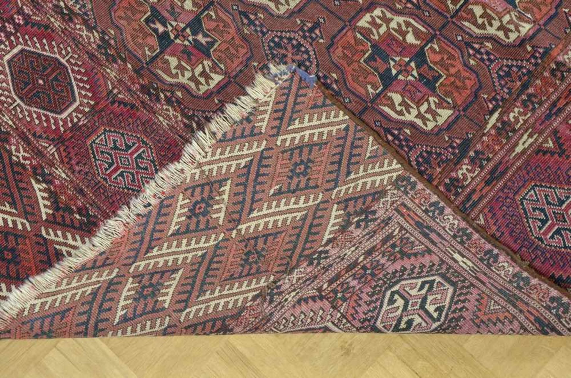 Tekke Turkmenen Hauptteppich, Ende 19.Jh., 343x205cm, Florschäden - Bild 3 aus 3