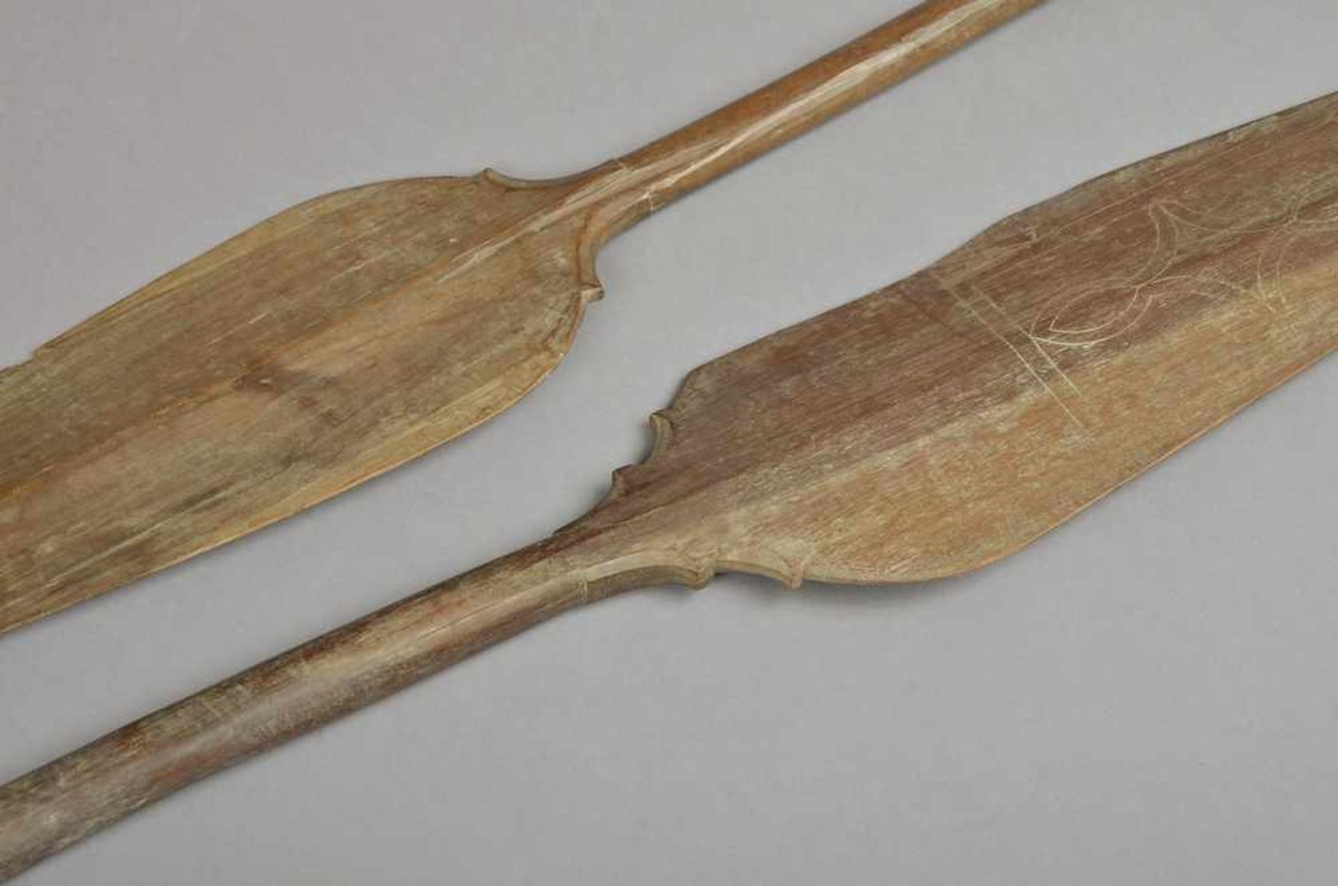 2 Diverse afrikanische Hartholz Paddel mit ornamentaler Schnitzerei, L. 139/135cm, Defekte, - Bild 3 aus 3