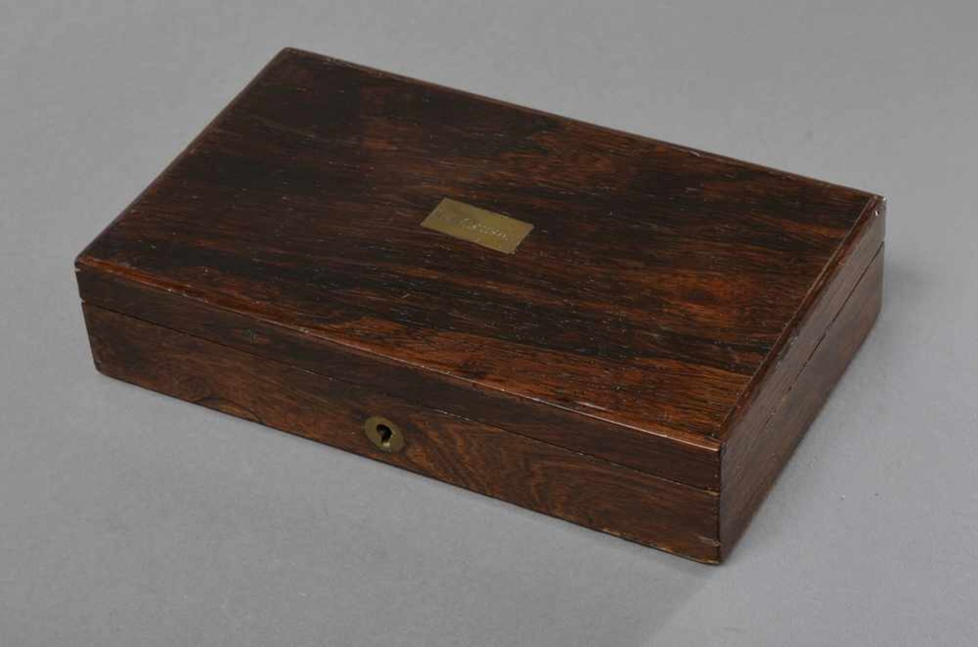 Kleiner Palisander Schmuckkasten mit gravierter Messingplatte "L.C. Jackson", 45x21,5x12,5cm
