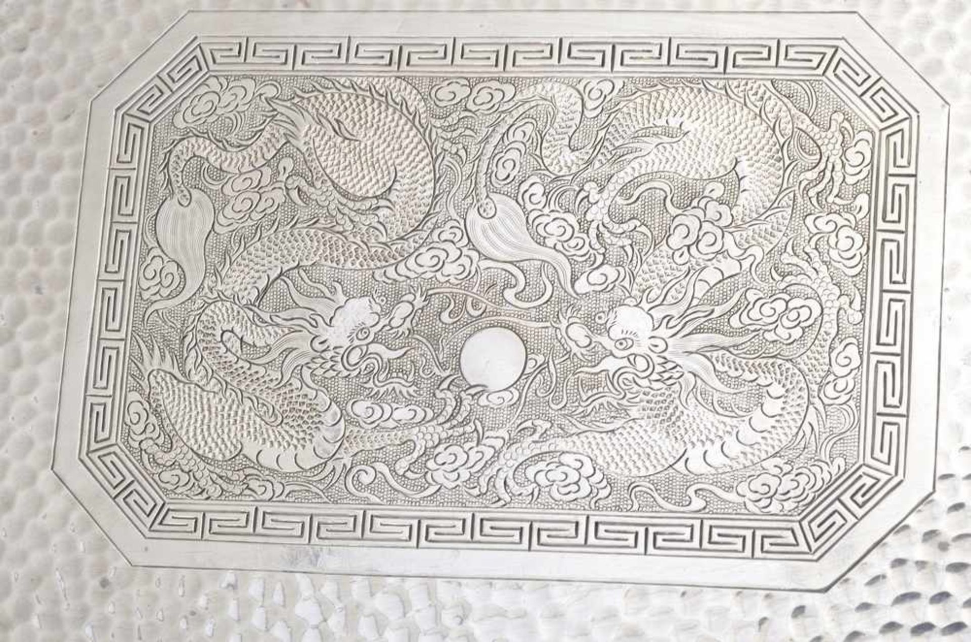 Großes chinesisches Tablett mit seitlichen Handhaben und reichem Relief- und Gravurdekor "Drachen - Bild 4 aus 6