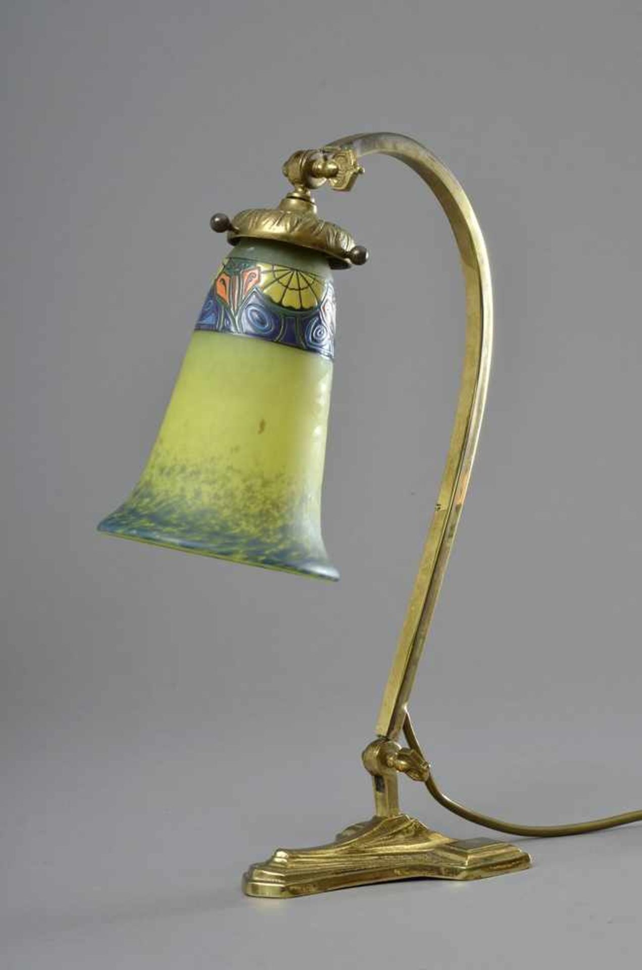 Art Deco Tischlampe, Gelbguss Fuß und Glasschirm mit mehrfarbiger ornamentaler Emaillemalerei,