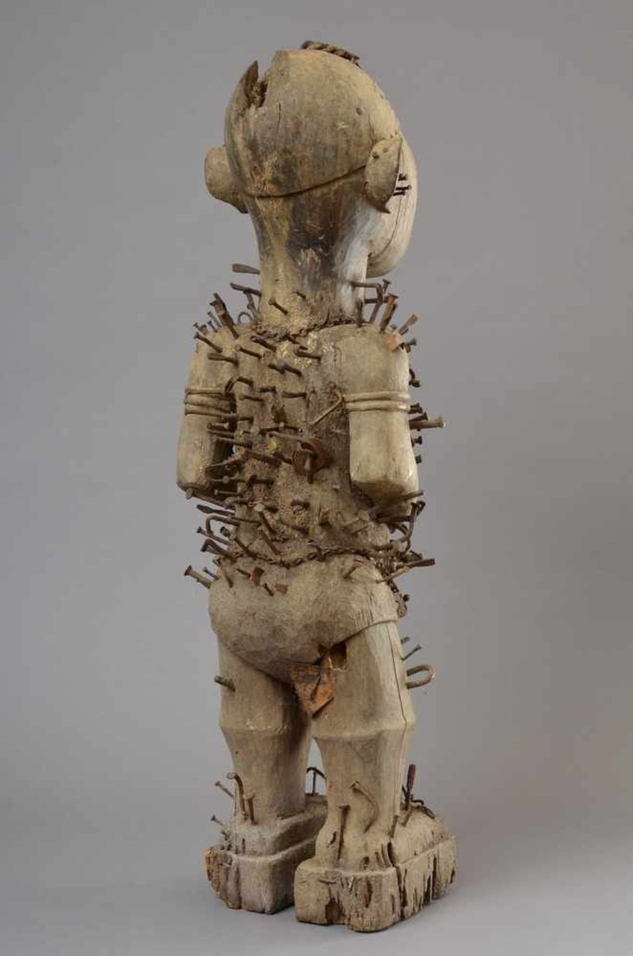 Minkisi Kraftfigur (Nagelfetisch) aus dem Königreich Loango, um 1930/35, H. 112cm, Reste von - Bild 2 aus 3