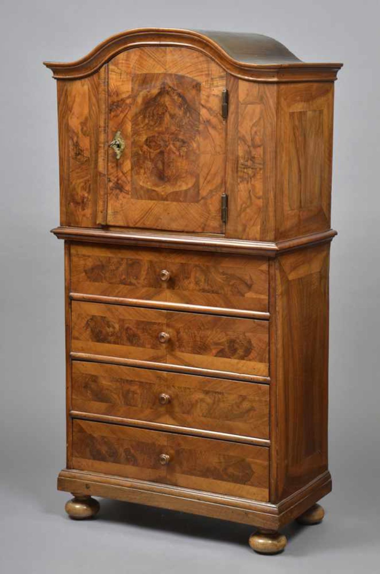 Barocker Kabinettschrank mit 1türigem Aufsatz auf Kommodenteil, Schweiz 18.Jh., 164x86x47,5cm