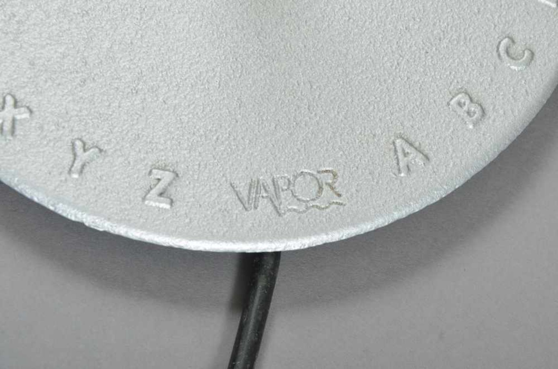 Vapor Stehlampe mit Buchstabenrelief am Fuß und Pergamentschirm, H. 122cm - Bild 4 aus 4