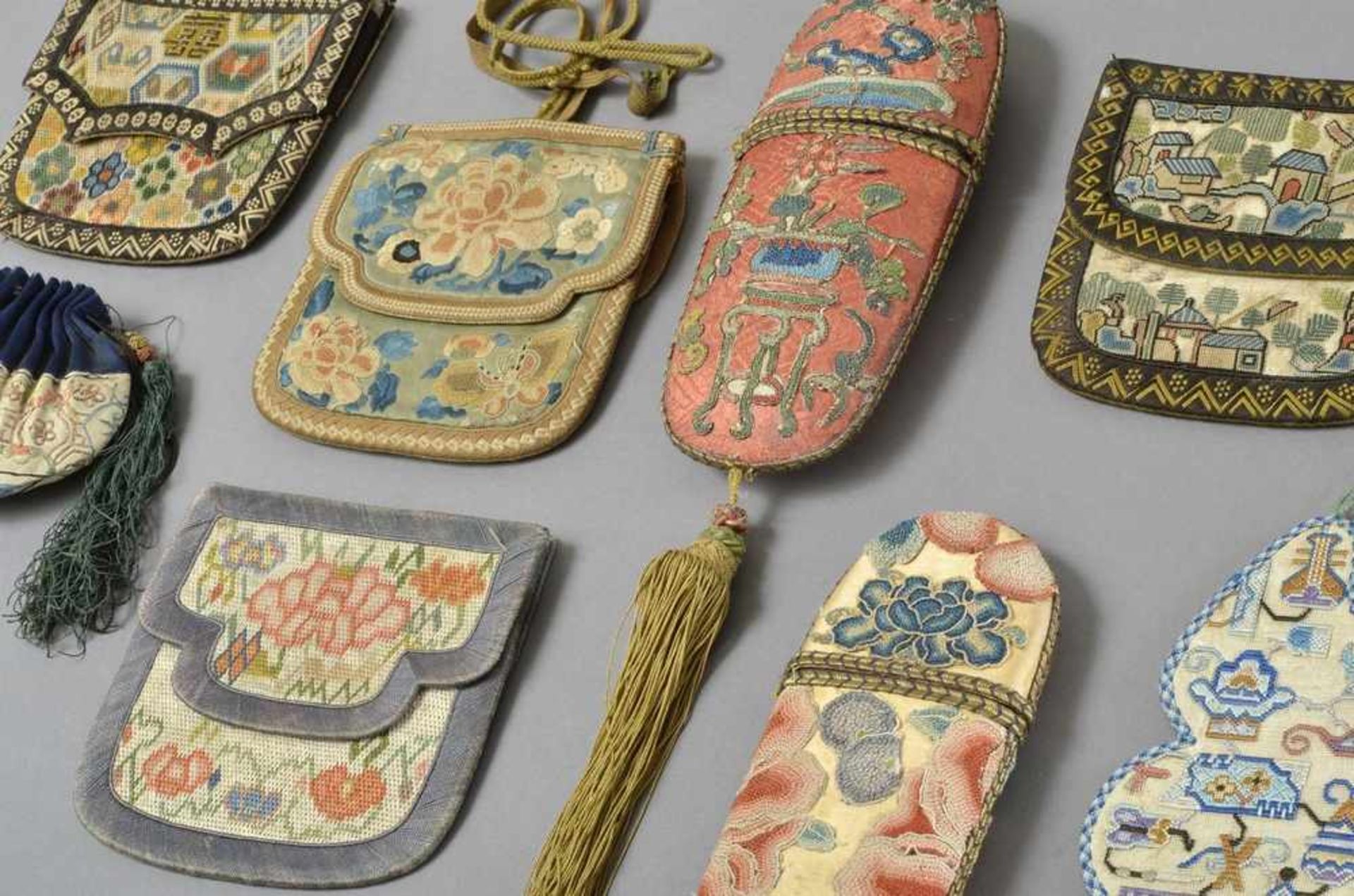 8 Diverse antike Textil Taschen und Etuis in verschiedenen Techniken, China 19.Jh., H. 13-18cm - Bild 2 aus 2