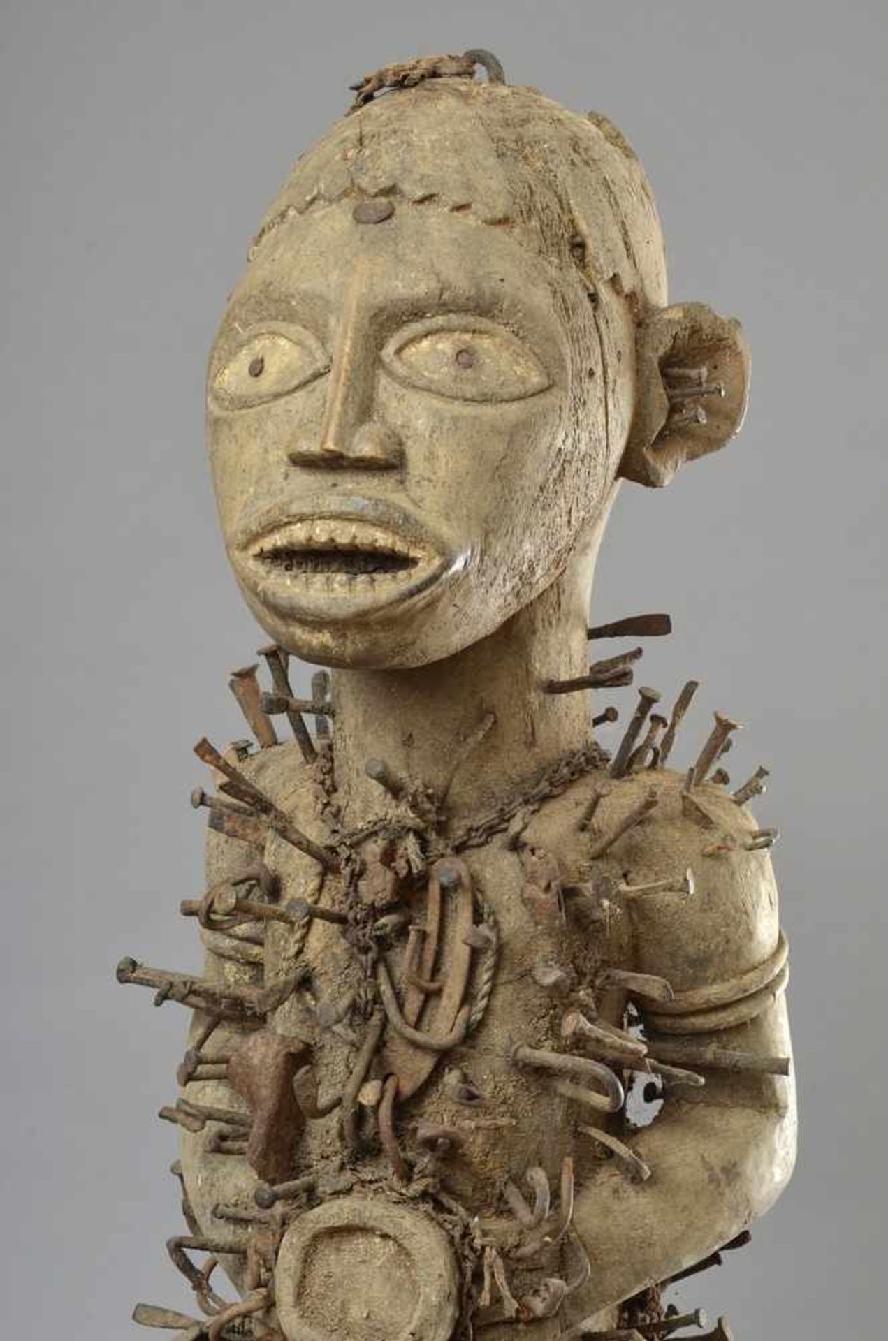 Minkisi Kraftfigur (Nagelfetisch) aus dem Königreich Loango, um 1930/35, H. 112cm, Reste von - Bild 3 aus 3