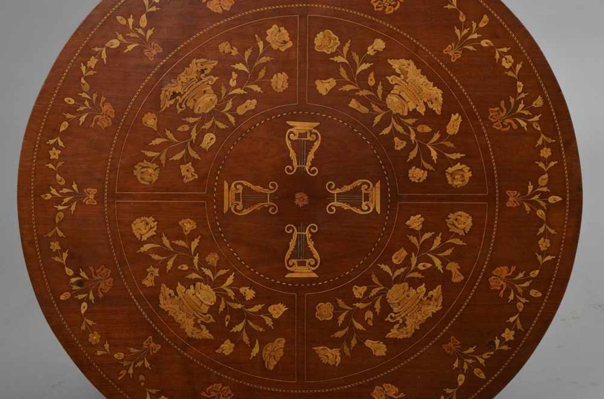 Runder Esstisch im holländischem Stil, Mahagoni mit floralen Intarsien aus Wurzelholz, Mitte 19.Jh., - Bild 4 aus 4