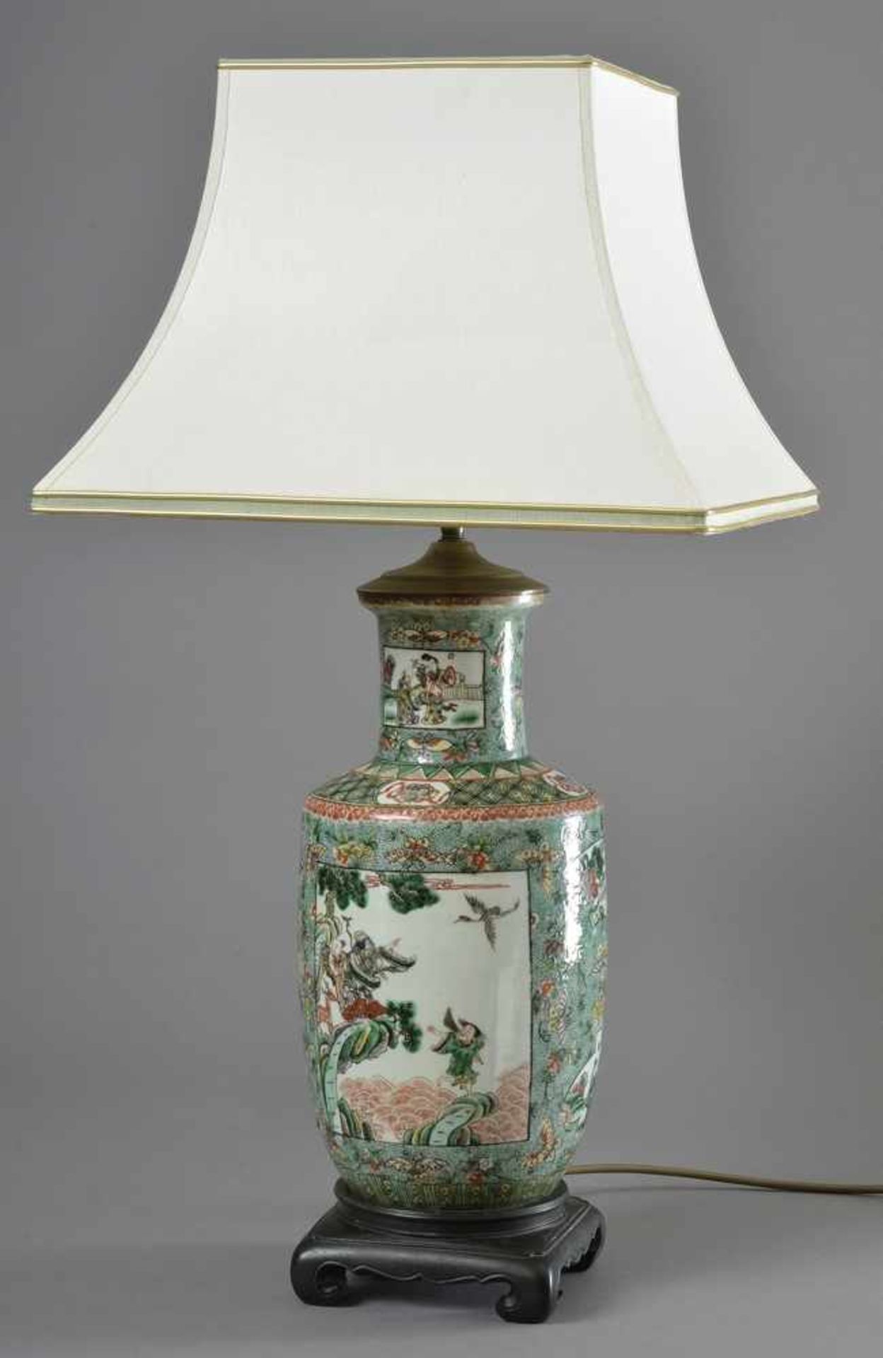 Famille Vert Vase "Asiatische Märchenszenen" als Lampe montiert, mit Holzsockel, H. 81cm
