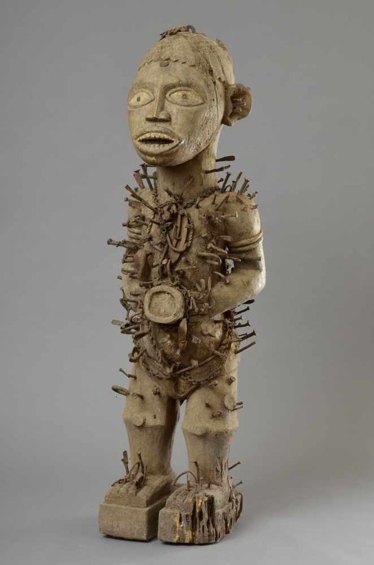 Minkisi Kraftfigur (Nagelfetisch) aus dem Königreich Loango, um 1930/35, H. 112cm, Reste von