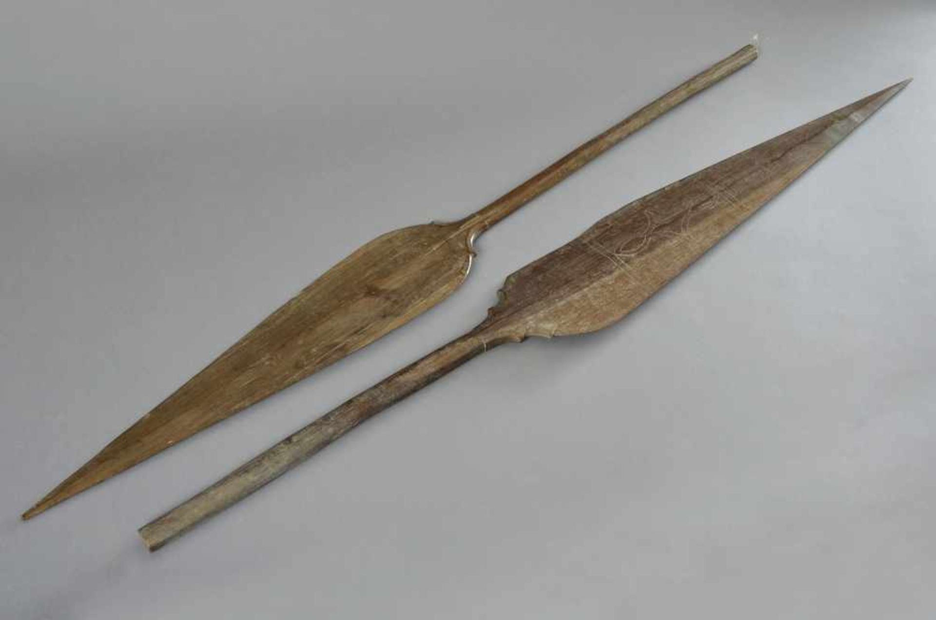 2 Diverse afrikanische Hartholz Paddel mit ornamentaler Schnitzerei, L. 139/135cm, Defekte,