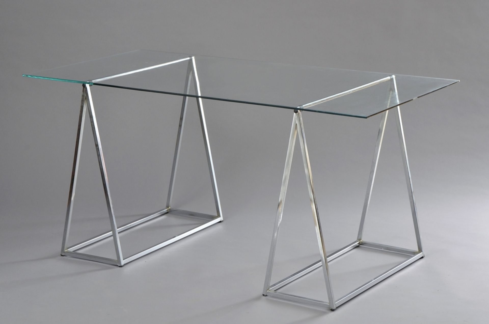 Moderner Schreibtisch mit zwei verchromten Böcken und Glasplatte, 72x150x70cm, Flugrost