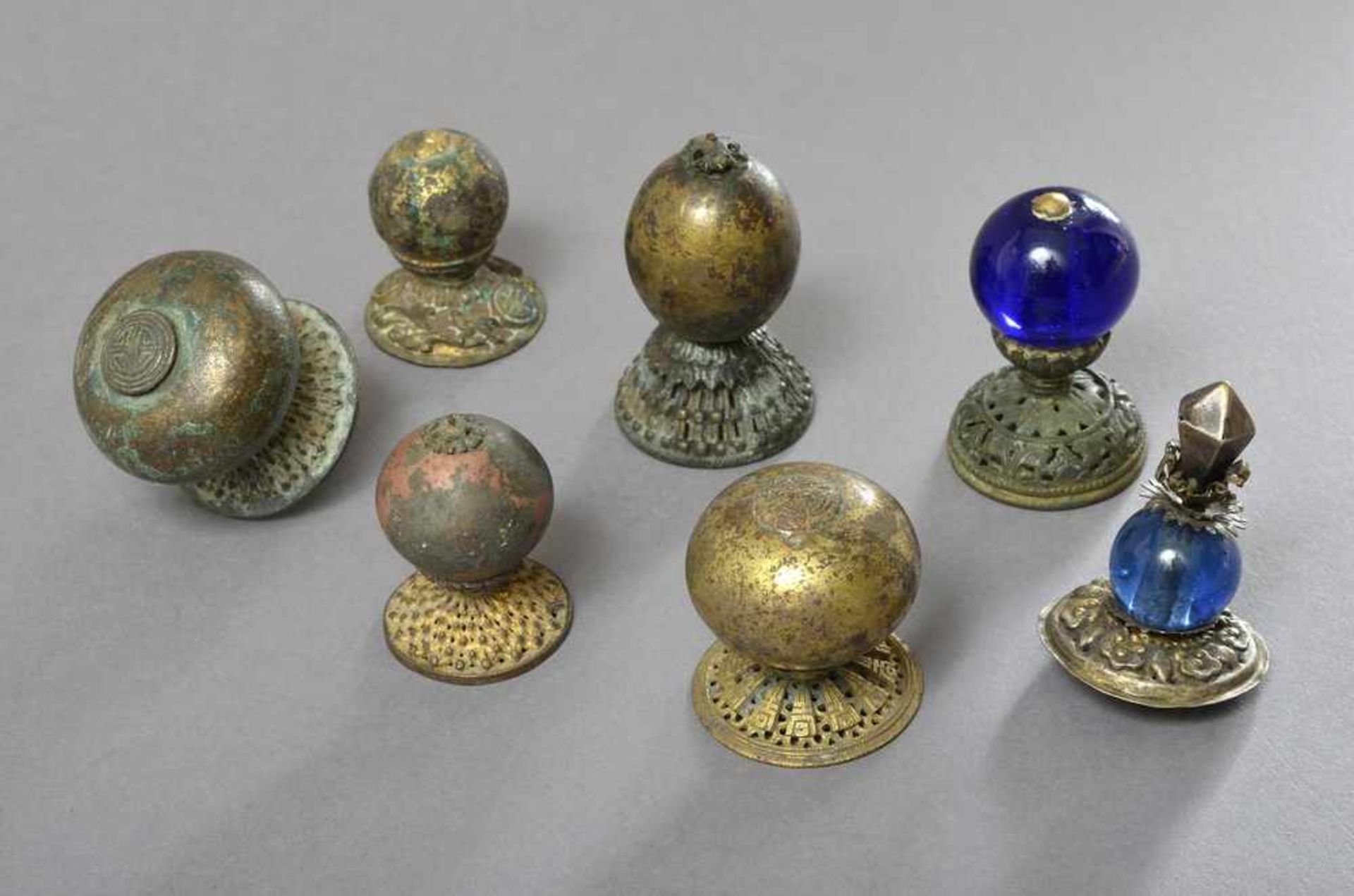 7 Diverse antike Mandarin Hutknöpfe in verschiedenen Materialien (Bronze vergoldet, Pekingglas,