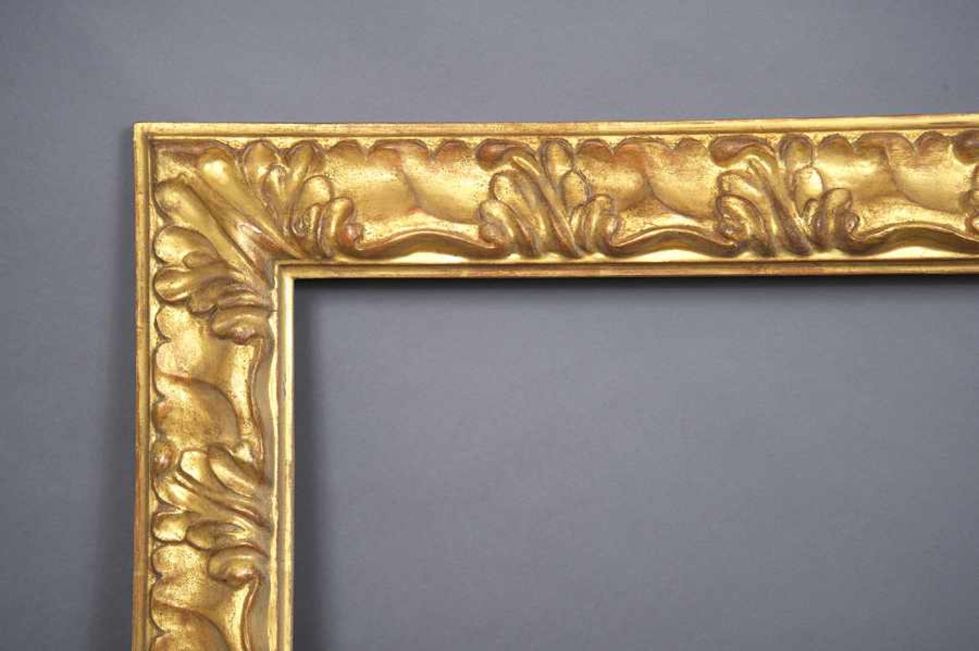 Gold gefasster Rahmen im alten Stil, umlaufend beschnitzt mit floralem Dekor, 82,5x101,5/11,5cm - Bild 2 aus 3