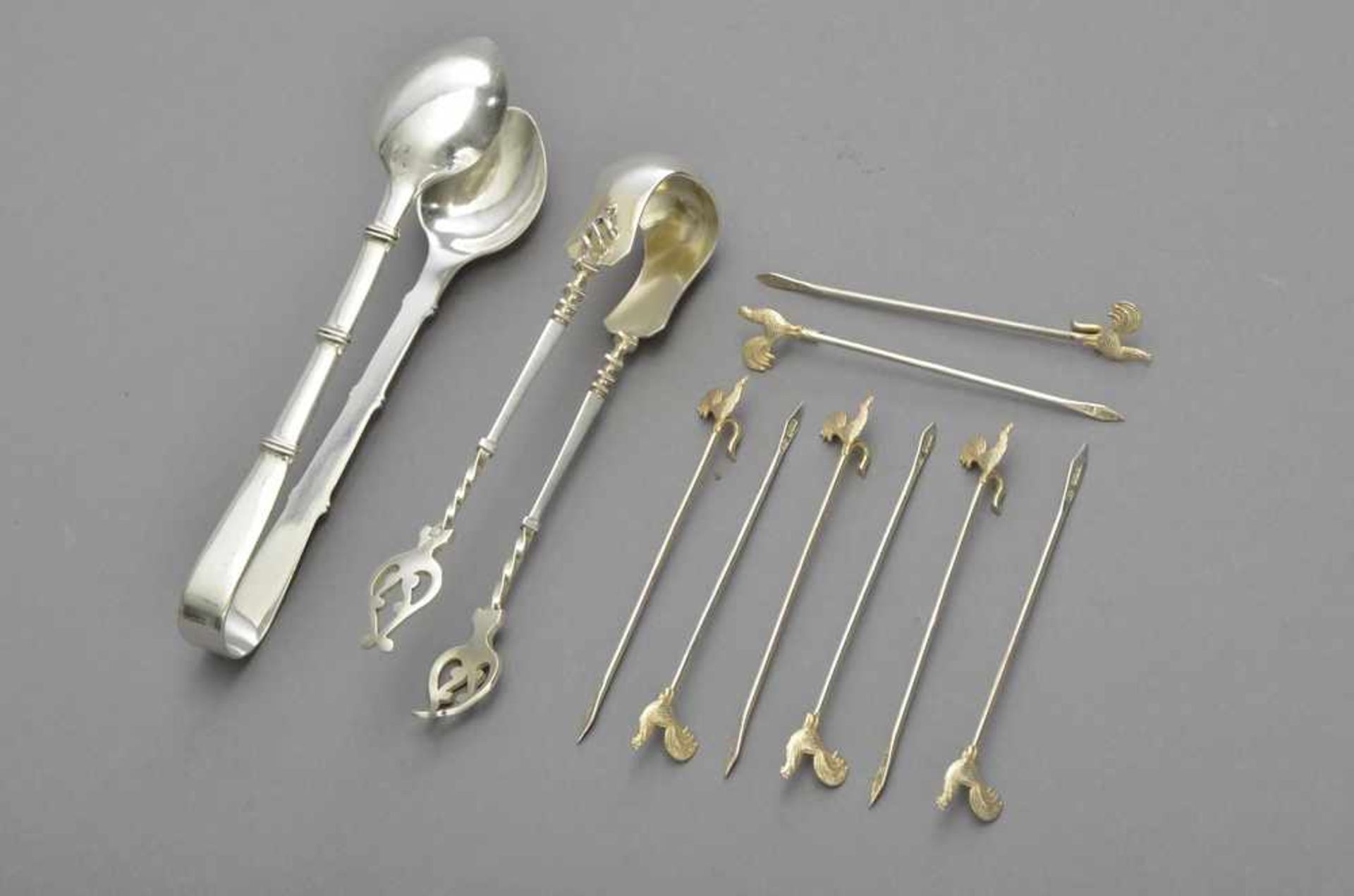 Konvolut diverse Teile, bestehend aus: 2 Zuckerzangen (Silber 950, Alphonse Debain, Paris/Silber,