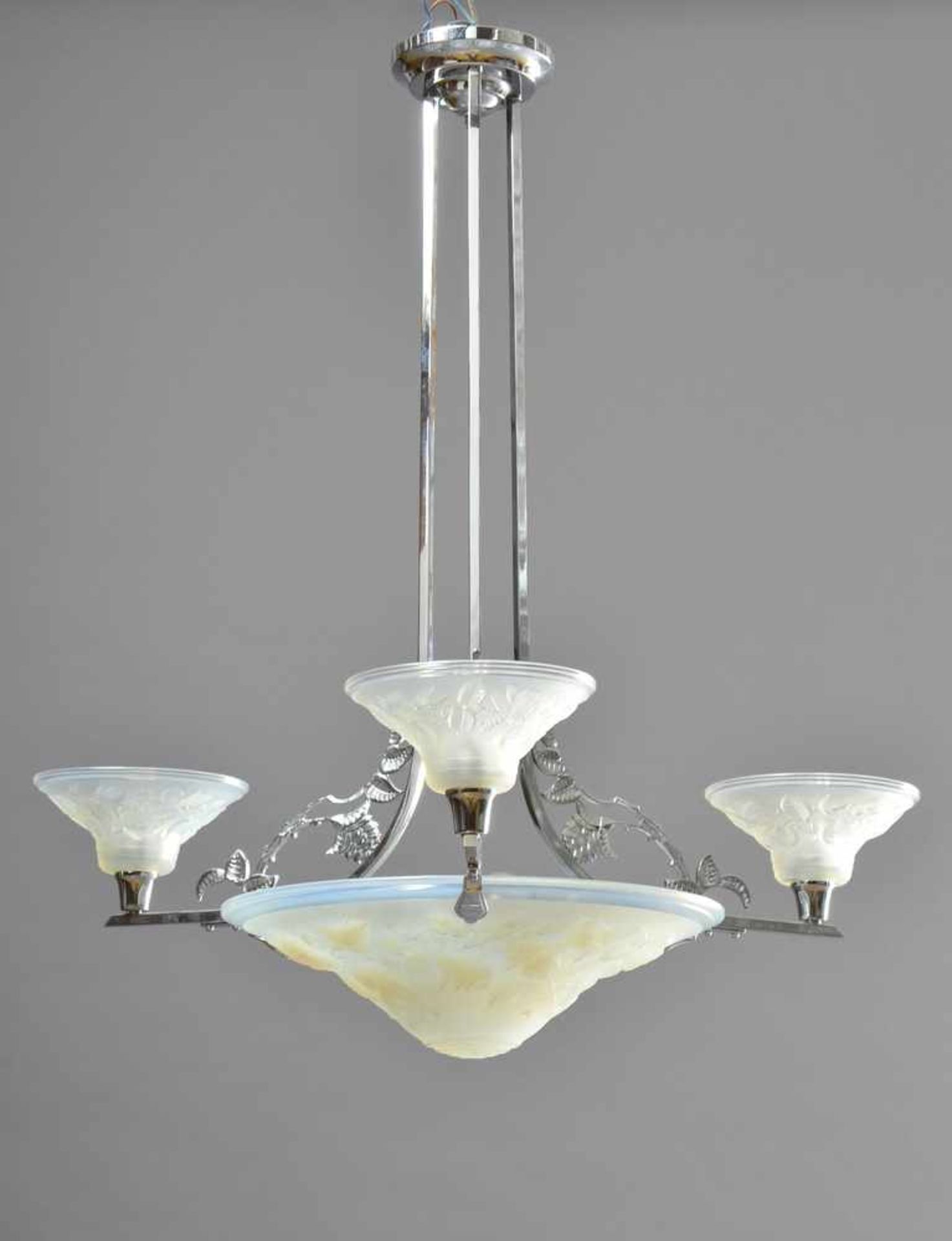 Art Deco Deckenlampe, 3armig mit Mittelkuppel, am Rand der Kuppel sign.: P.Maynadier/France, H. ca.