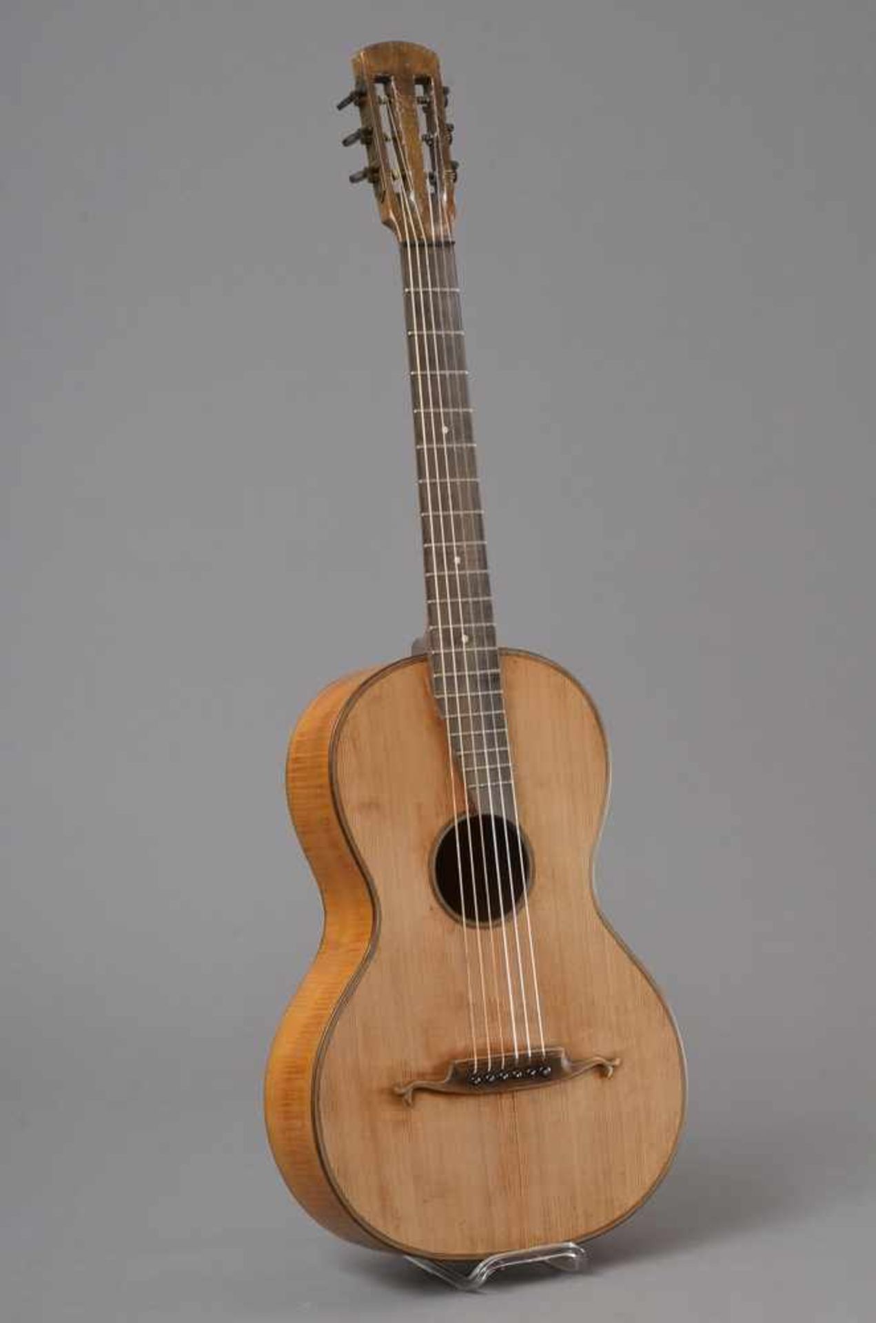 Historische Gitarre, Mensur 61,3cm, Gesamtlänge 93cm, Saitenhöhe 5mm, ca. 100 Jahre alt, spielbar