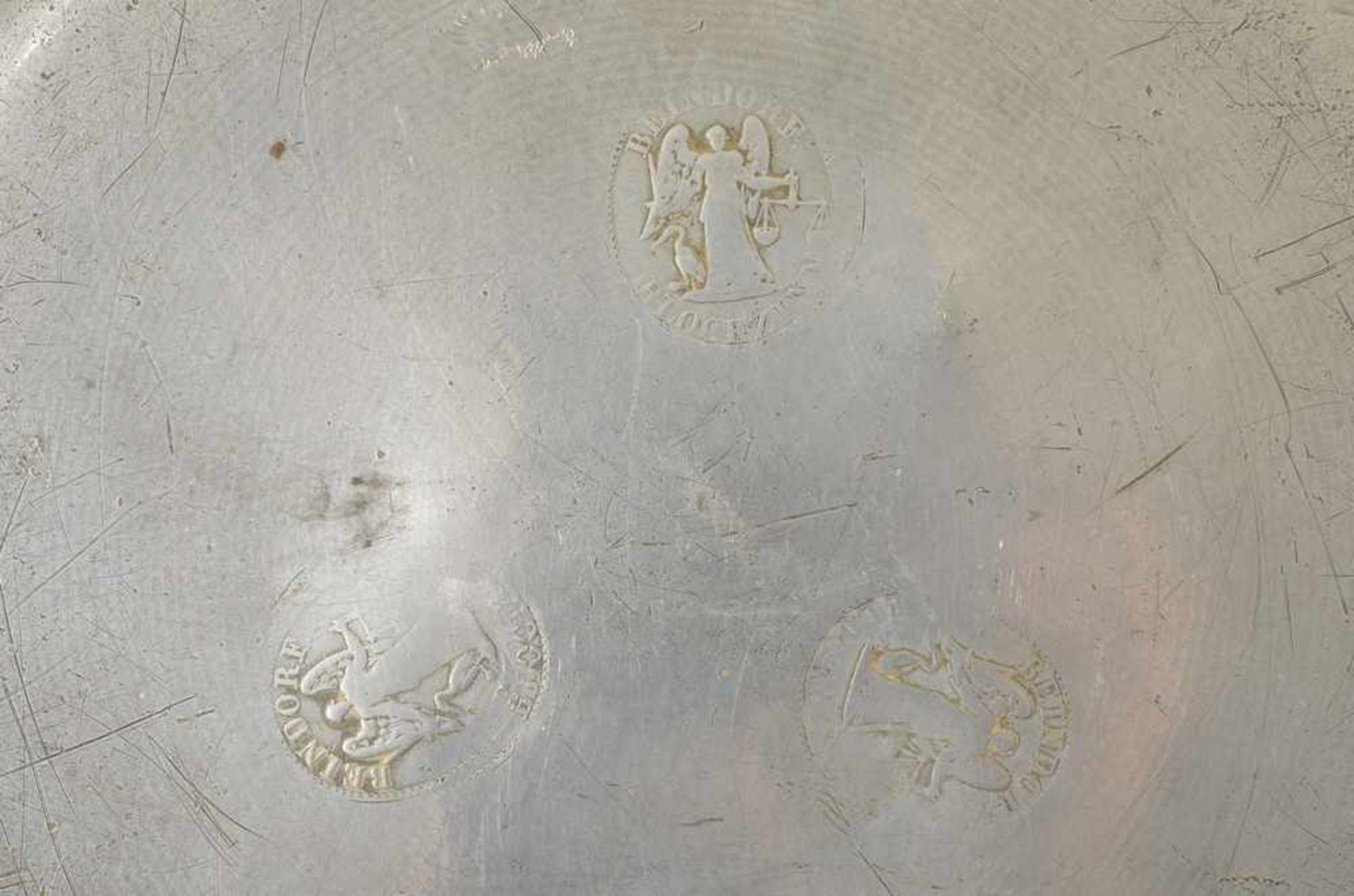 4 Diverse Teile Zinn Kaffeekanne und Teller mit Monogrammgravuren, 19.Jh., H. 30cm, Ø 22,5cm - Image 4 of 4