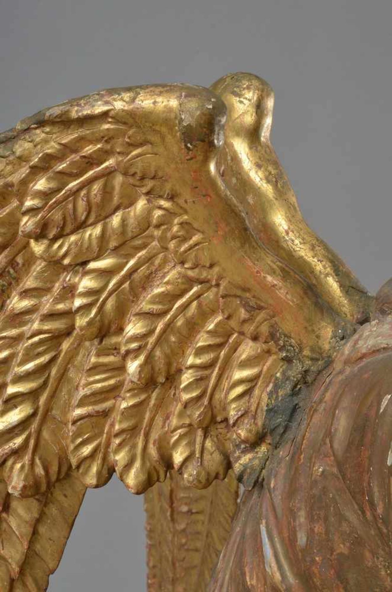 Großer "Engel in adorierender Haltung" auf einem Volutensockel sitzend, verleimtes Lindenholz, - Image 6 of 6