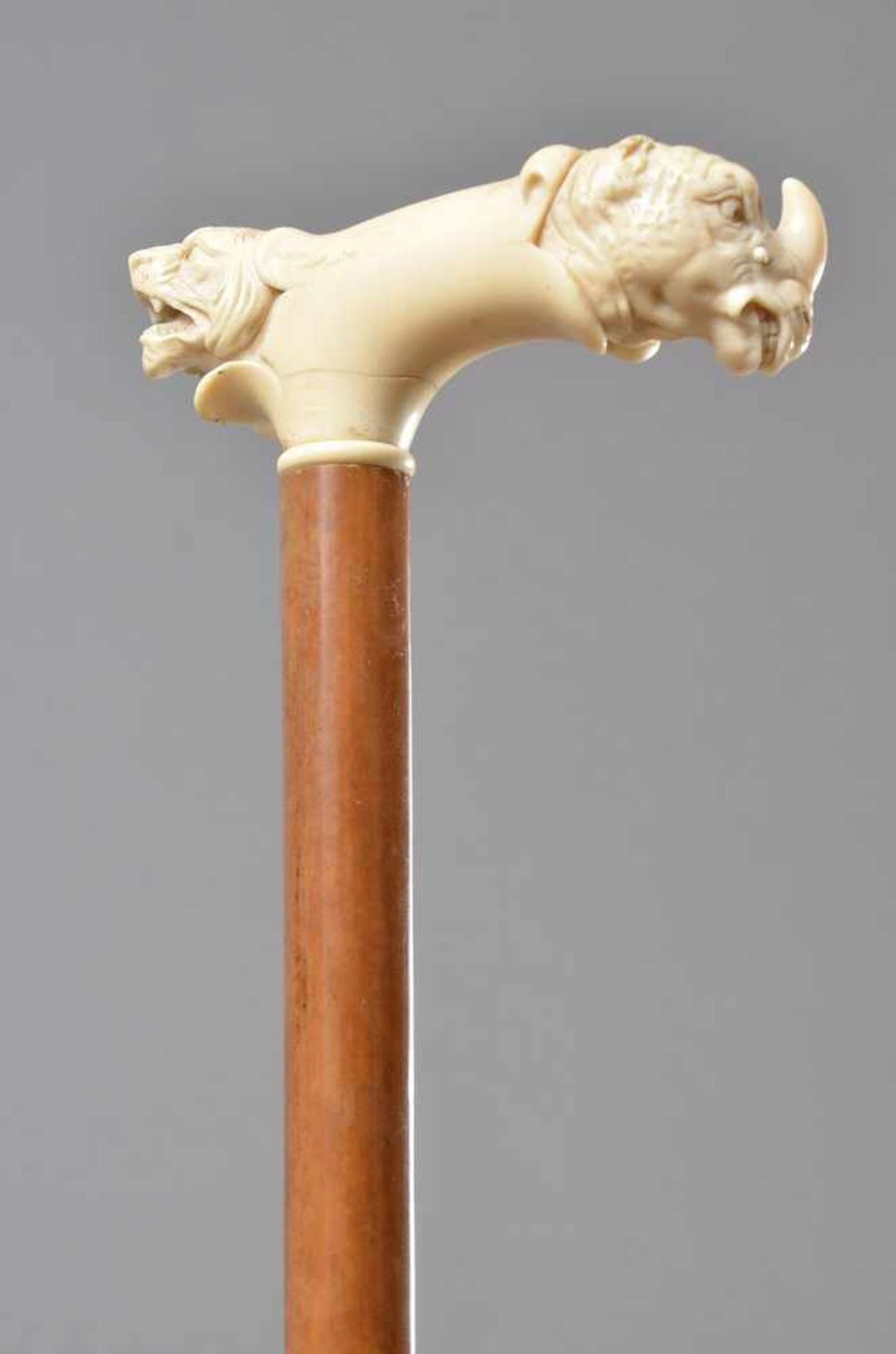 Stock mit beschnitzter Elfenbein Krücke "Rhinozeros und Tiger", Palmschuß, aus den Kolonien um