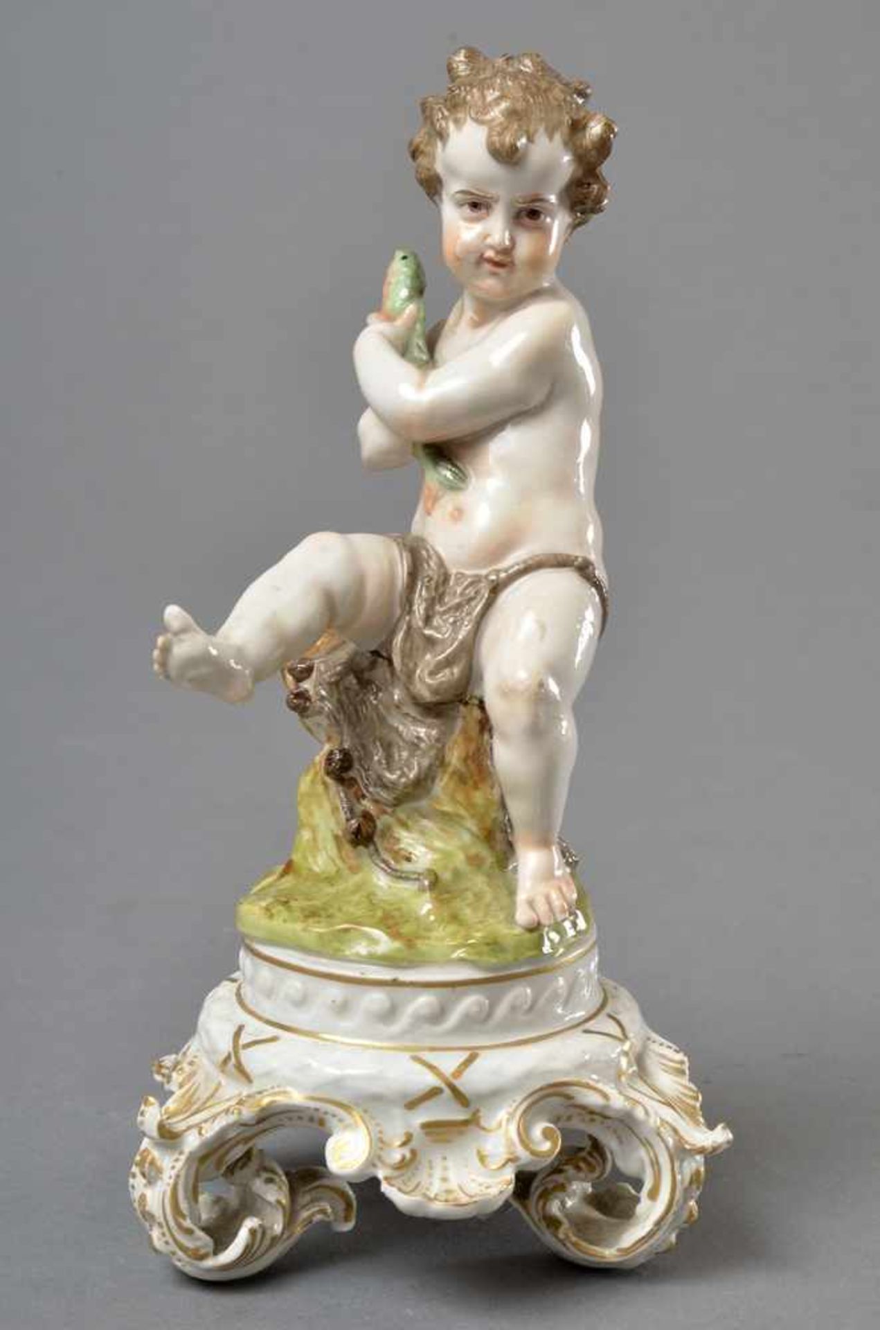 Kleine Höchst Figur "Putto mit Fisch", farbig bemalt, H. 15cm