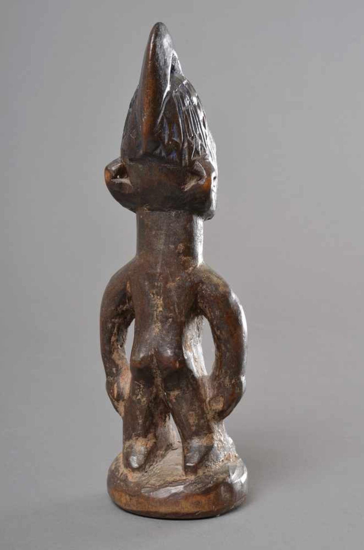 Geschnitzte Ibenji Figur "Junge" mit Resten alter blauer Farbe, Ghana Anf. 20.Jh., H. 23cm - Bild 2 aus 2