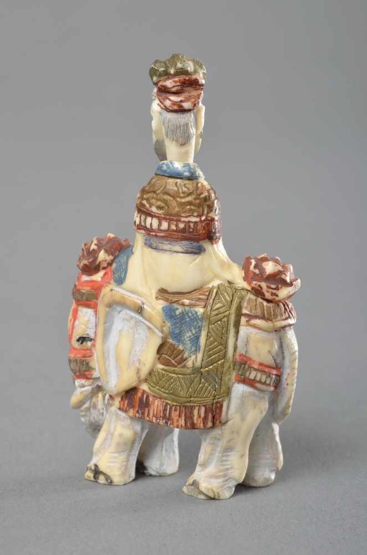 Figürliche weiße Schnupftabakflasche aus indischem Elfenbein in Form des auf einem Elefanten - Bild 2 aus 5