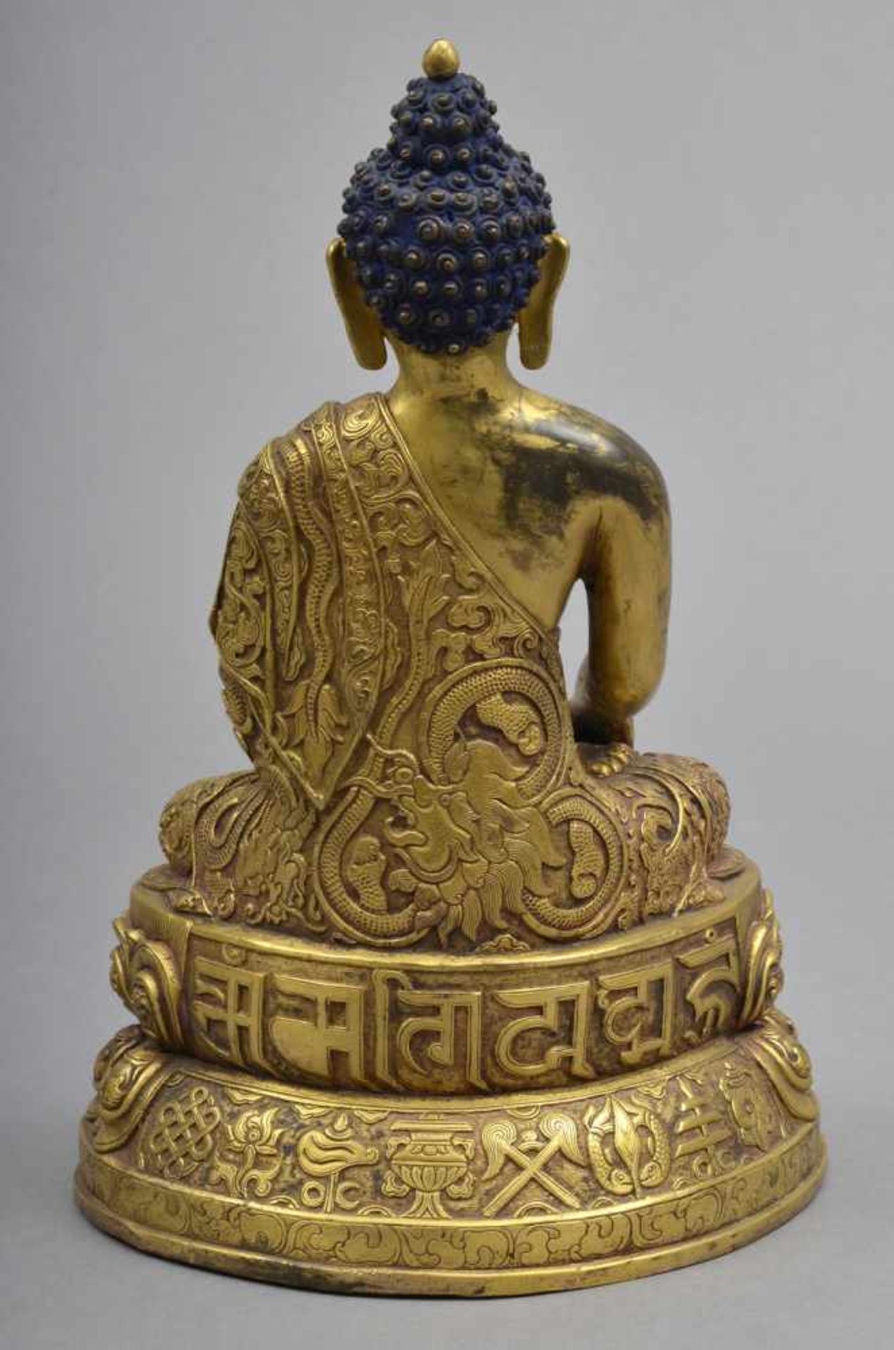 Buddha Sakyamuni in aufwendig ziseliertem Mönchsgewand auf ebensolchem doppelten Lotosthron. - Bild 2 aus 2