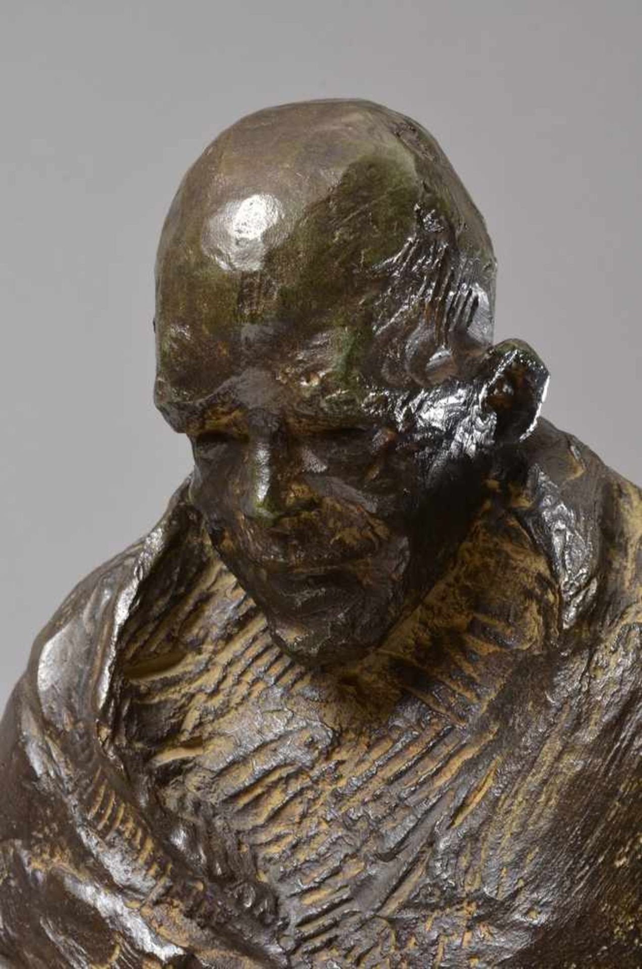 Michel "Mann mit Umhang", 2003, Bronze, verso sign./dat., H. 66cm - Bild 6 aus 6