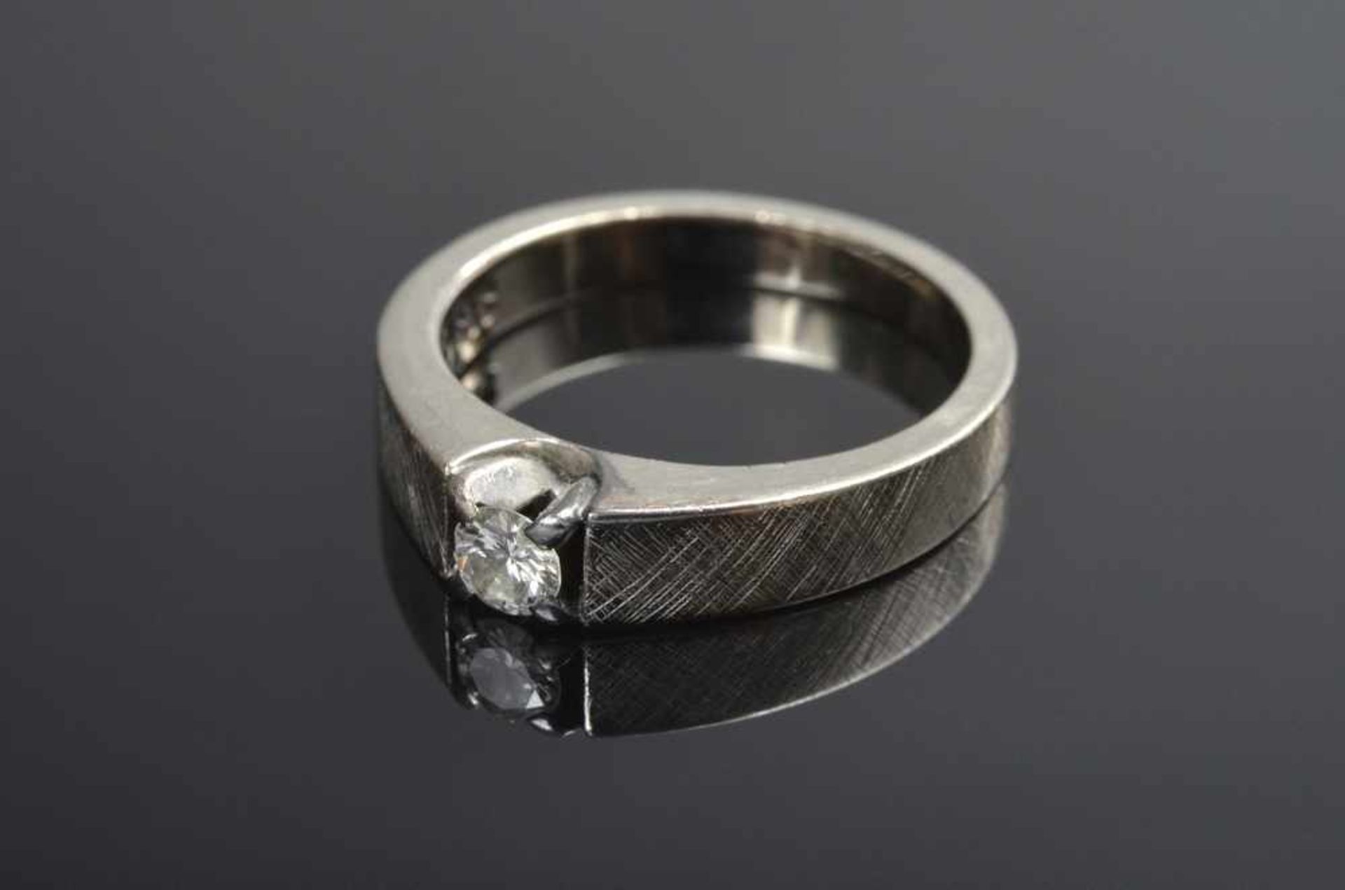 Ring mit kleinem Diamant (ca.0,20ct), GG 585, 5,2g, Gr. 50, Stein defekt - Bild 2 aus 2