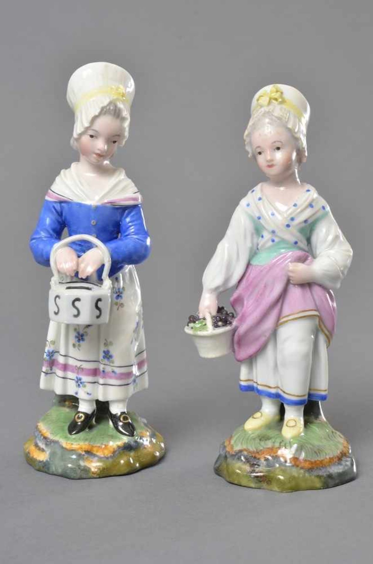 Paar Höchst Porzellan Figuren "Mädchen mit Stövchen und Traubenkorb", Unterglasurblaue Radmarke,