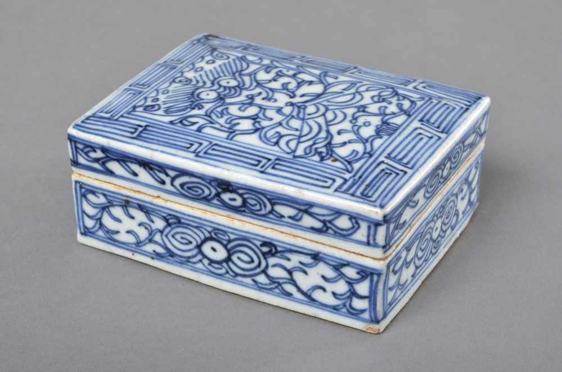 Porzellan Siegellackdose in Unterglasurblau mit inliegendem Text in beiden Teilen, Übersetzung und