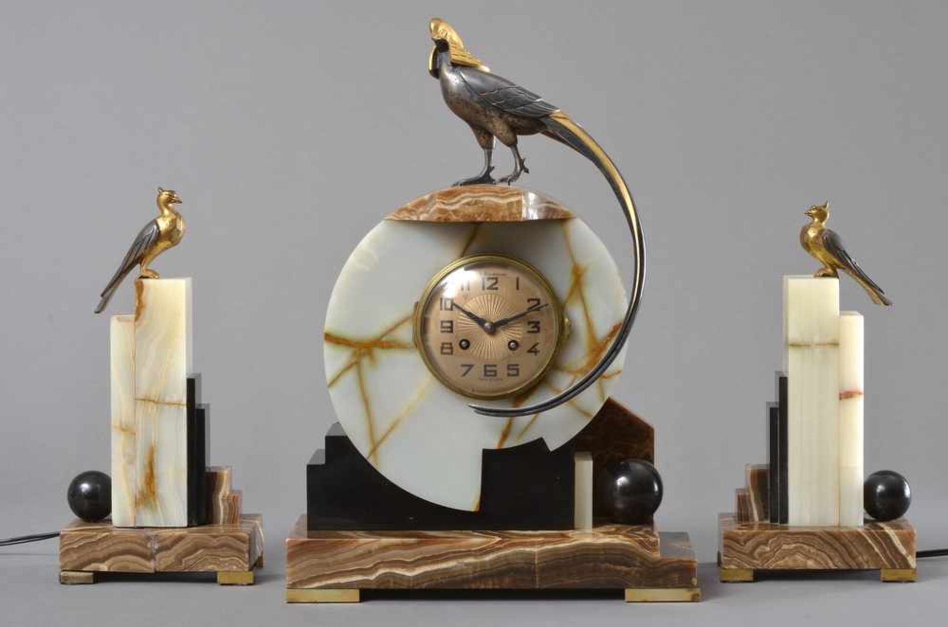 3 Teile Art Deco Uhren Ensemble: Kaminuhr und 2 elektrifizierte Beisteller, dreifarbiges Onyx mit