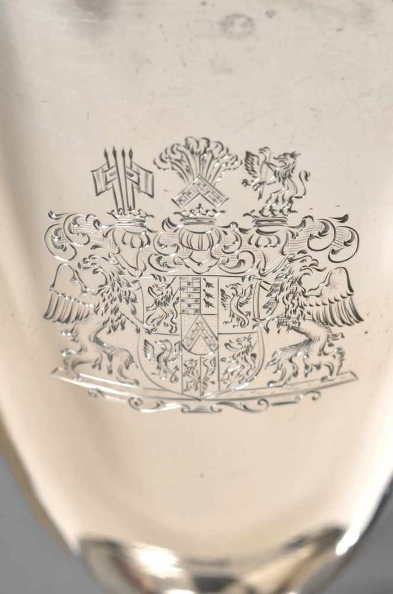Klassizistischer Milchguss mit graviertem Wappen, MZ: AK, Riga 1908-1926, Silber 84 Zolotniki, 229g, - Bild 2 aus 2