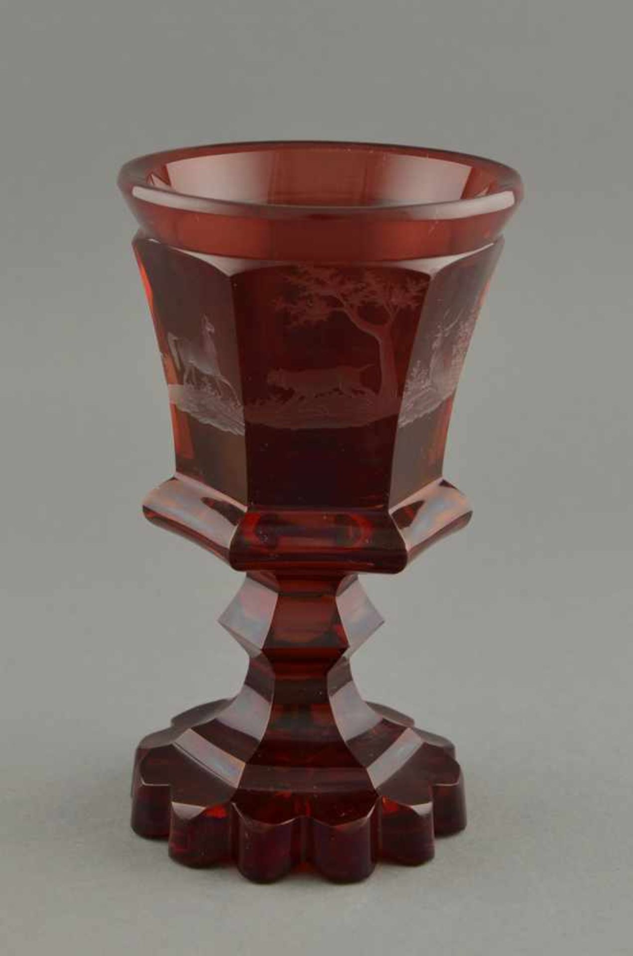 Rubinglas Pokal mit Tiefschliff Dekor "Pferde und Hunde", um 1850, H. 15cm