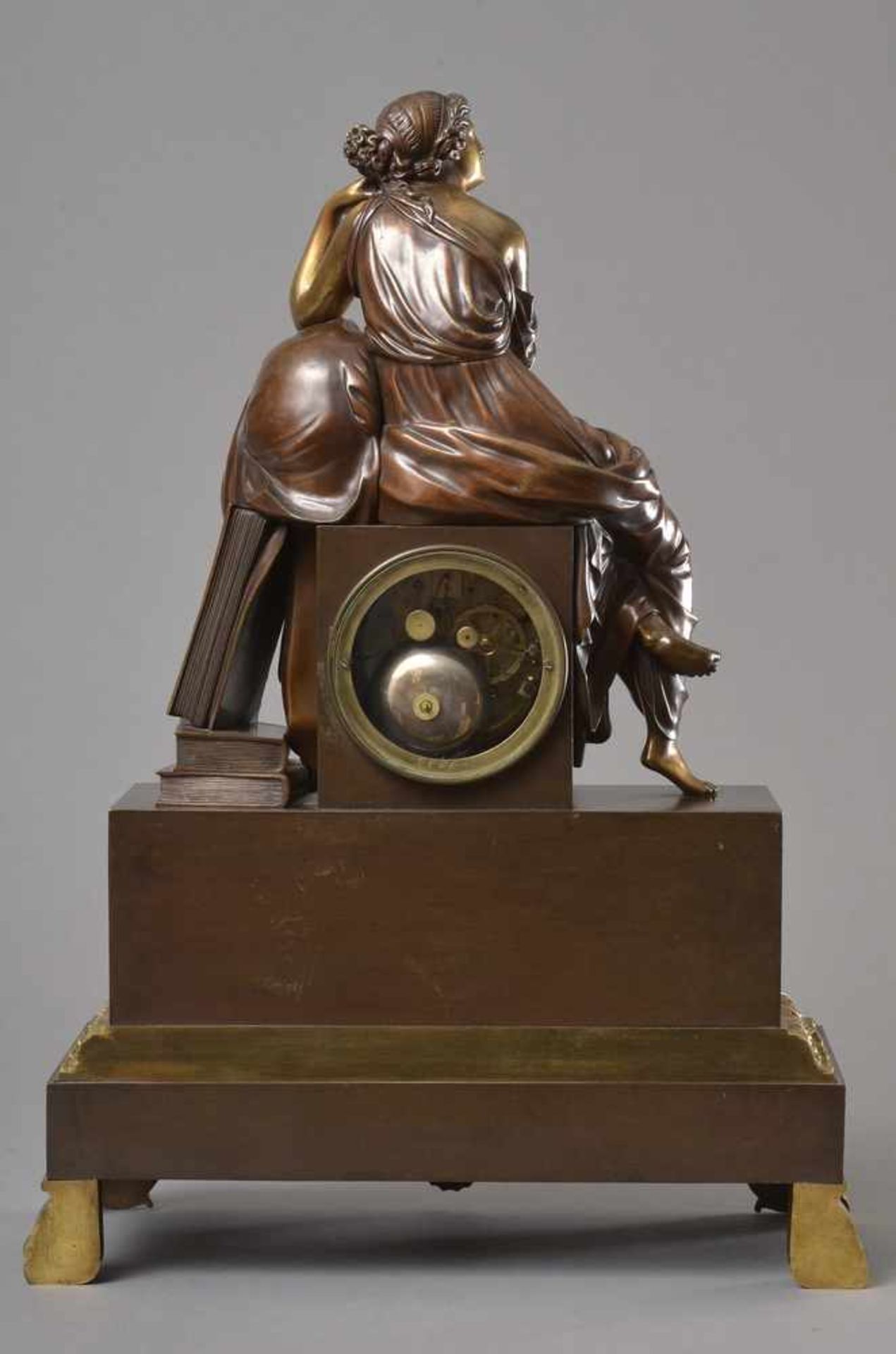 Französische Pendule mit plastischem Aufsatz "Urania", Bronze teilvergoldet/ brüniert, - Image 4 of 6