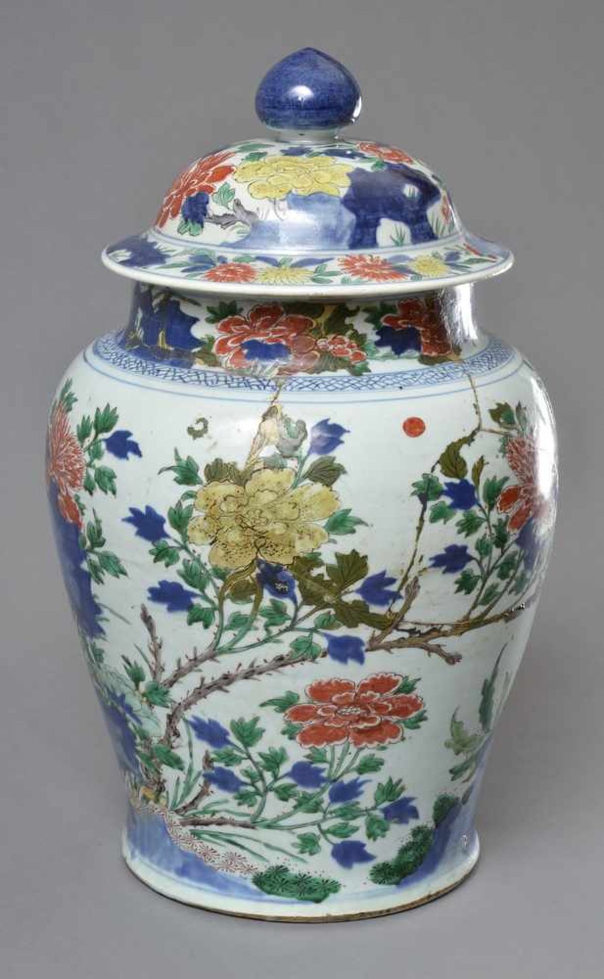 Große Deckelvase mit polychromer Bemalung "Felsen, Pfirsichblüten und Päonien", China 19.Jh., H.