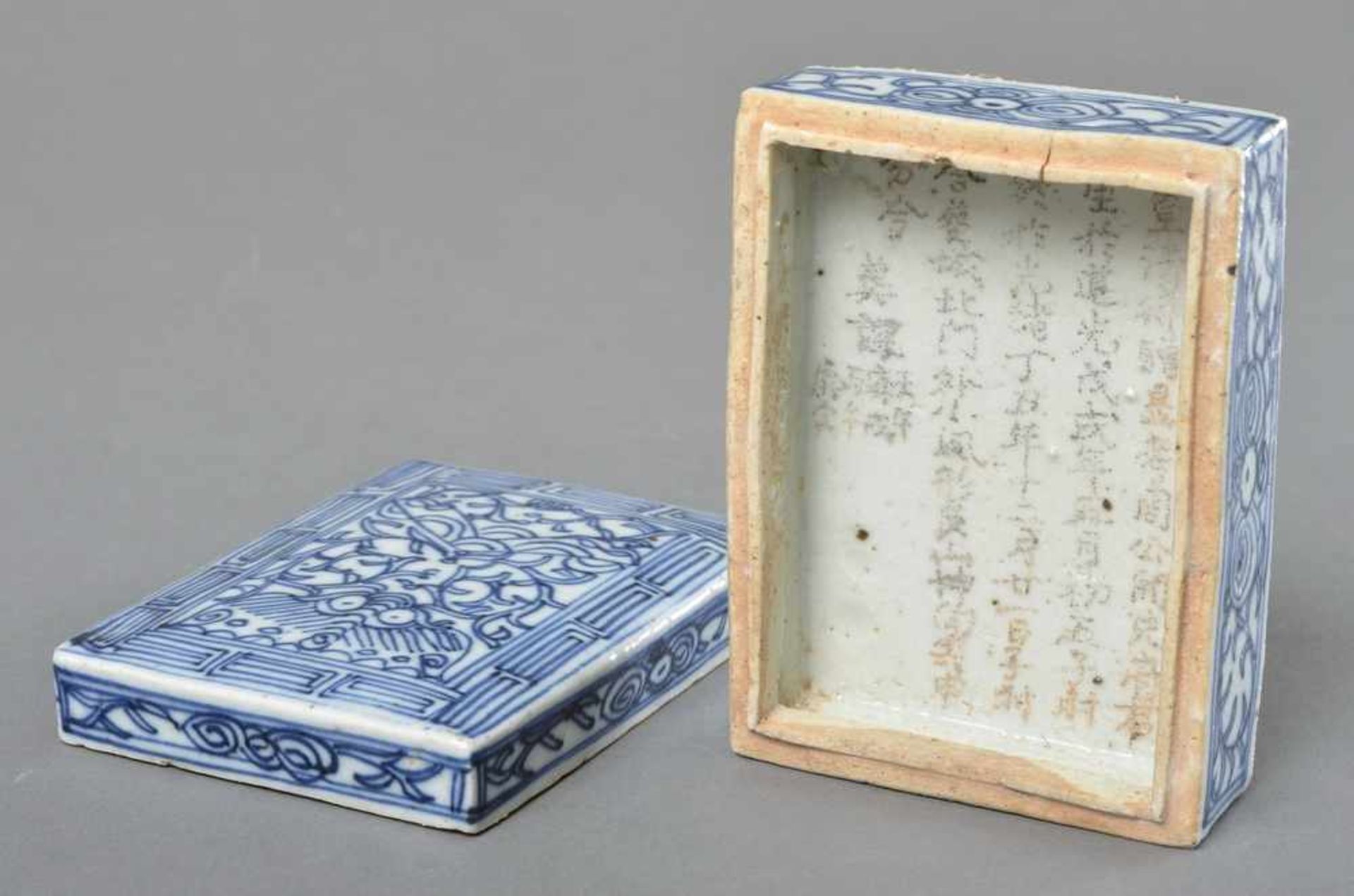 Porzellan Siegellackdose in Unterglasurblau mit inliegendem Text in beiden Teilen, Übersetzung und - Bild 2 aus 3