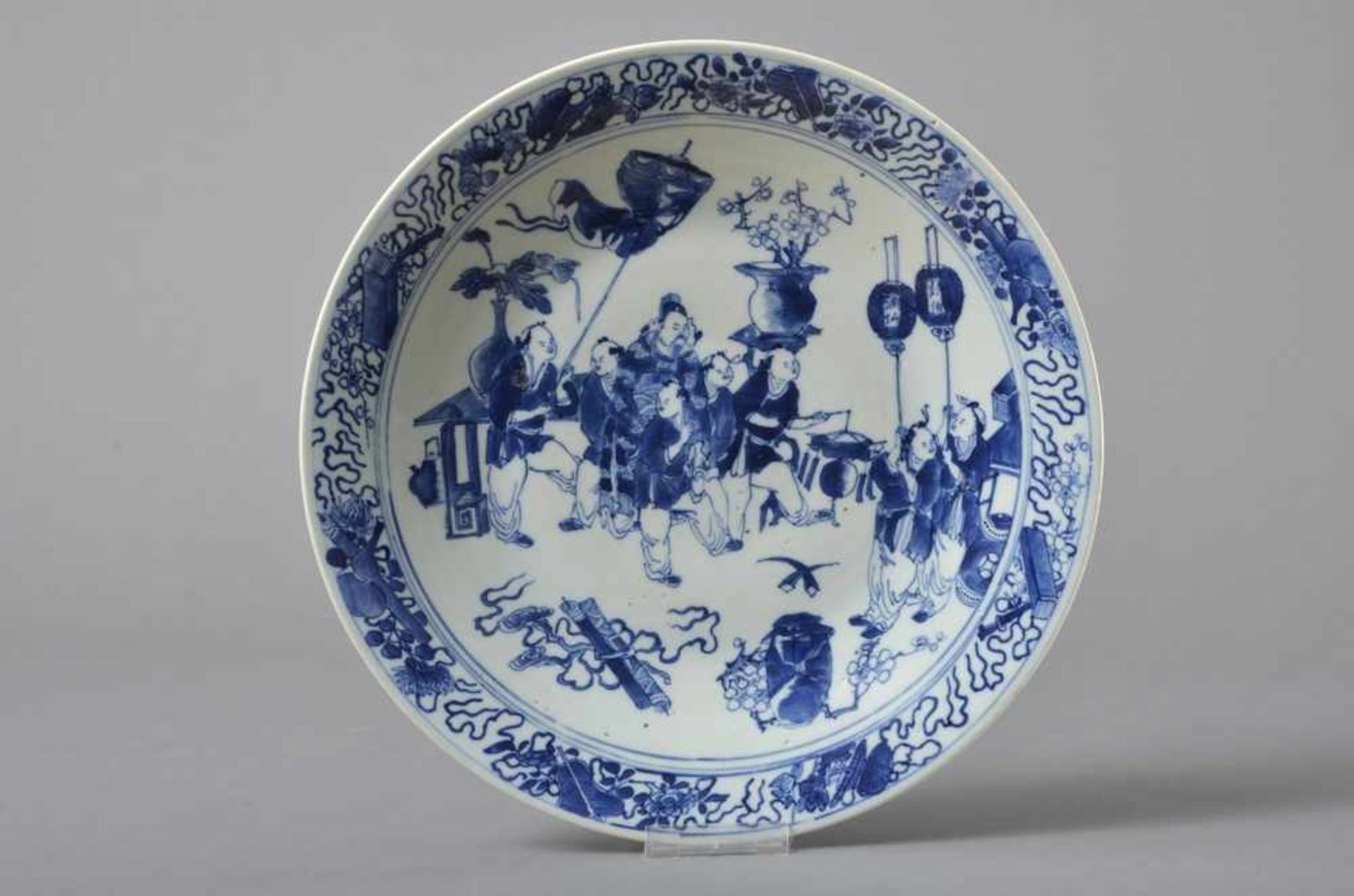 Porzellan Platte "Lampionzug" in Blaumalerei, China 19.Jh., Ø 33,5cm