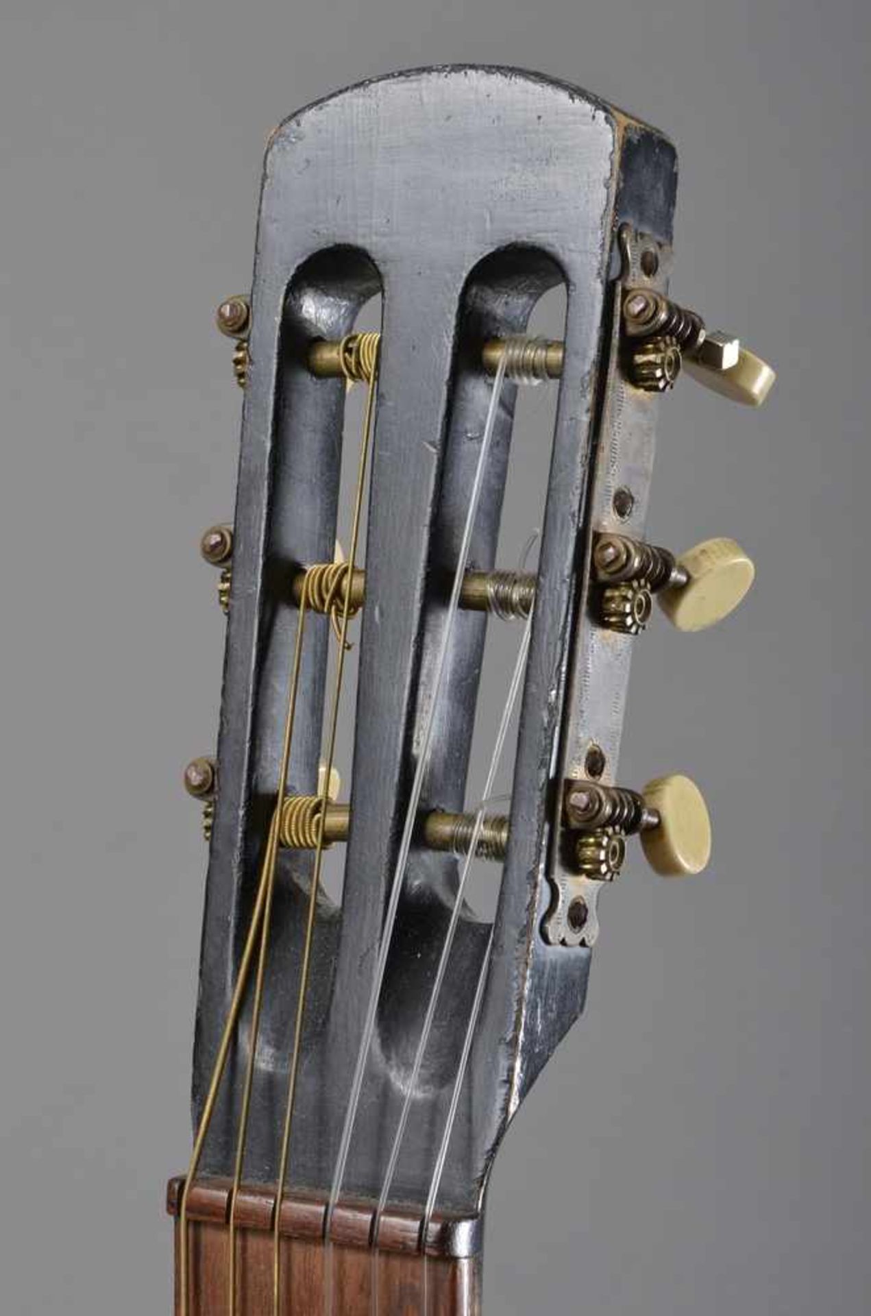 Historische Gitarre, Mensur 62cm, Gesamtlänge 93cm, Saitenhöhe 4-5mm, ca. 100 Jahre, spielbar - Image 4 of 8