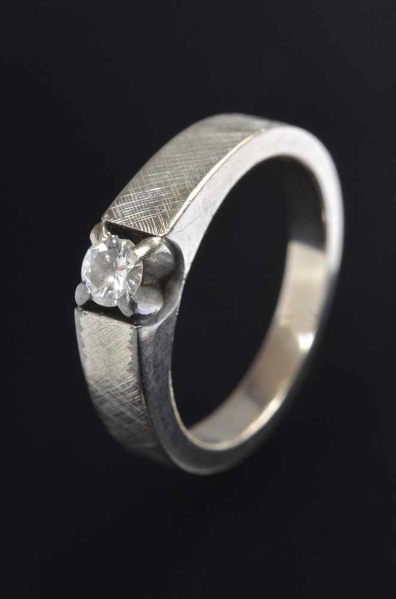 Ring mit kleinem Diamant (ca.0,20ct), GG 585, 5,2g, Gr. 50, Stein defekt