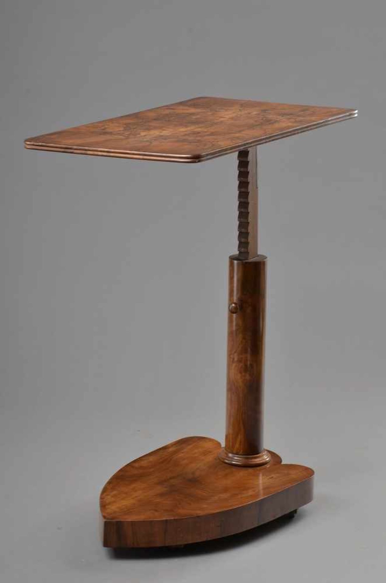 Biedermeier Bett-Tisch mit schildförmigem Fuß und höhenverstellbarer Platte, Nußbaum mit Bleigewicht - Bild 2 aus 2