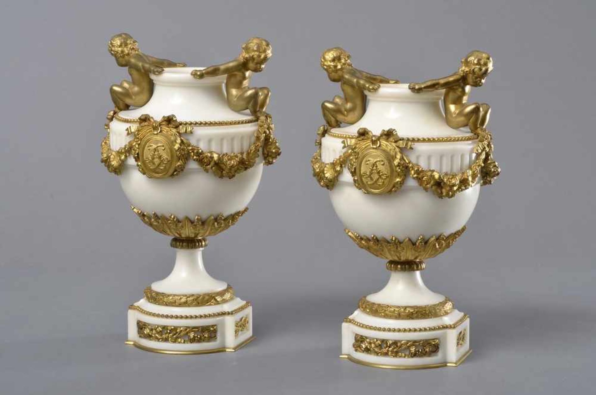 Paar prachtvolle Marmor Vasen mit feuervergoldeter Bronze Montierung "Putti, Festons und