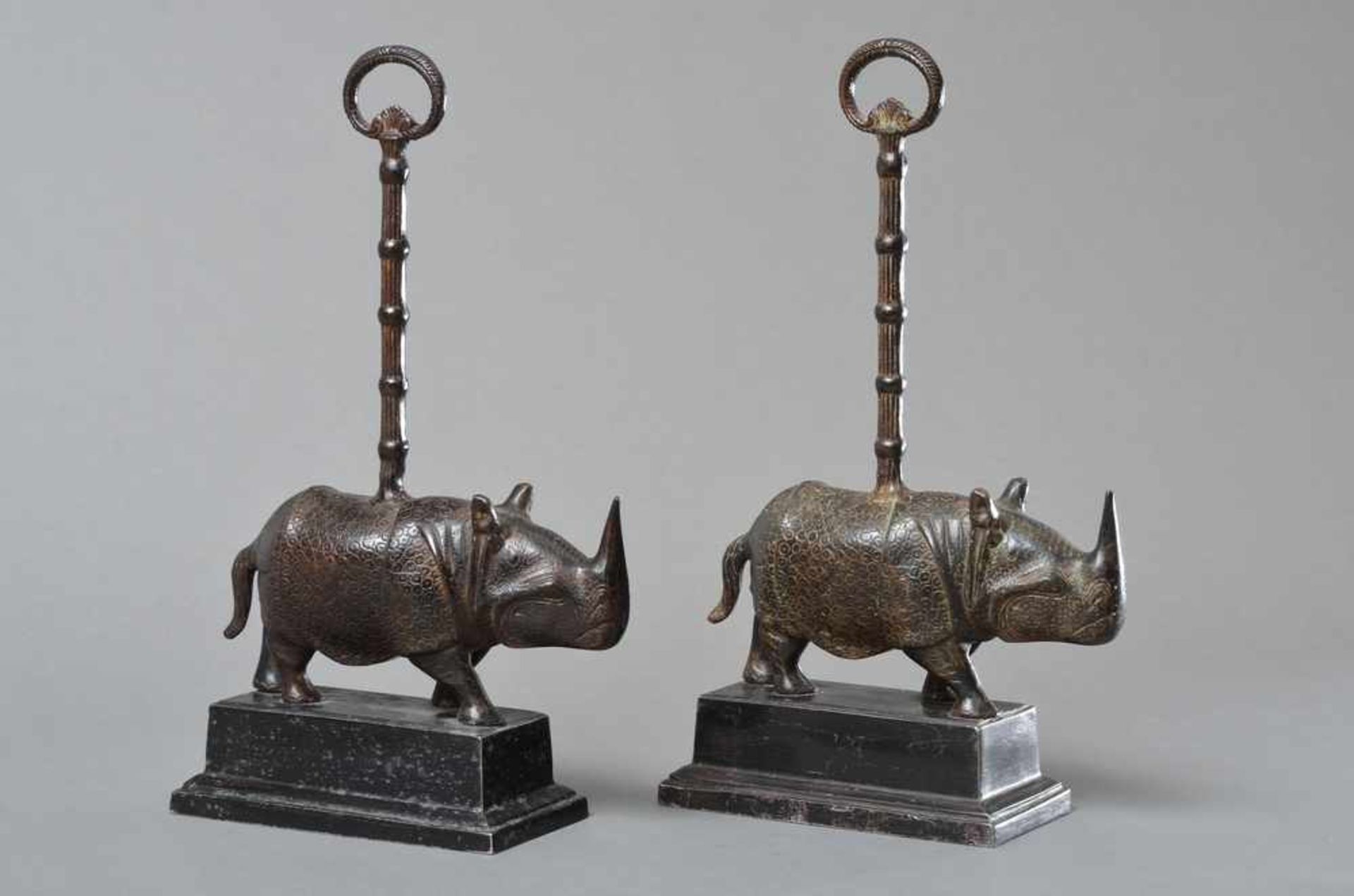 Paar "Rhinozeros" Doorstopper, Bronze, Indien 20.Jh., H. 41cm - Bild 2 aus 5