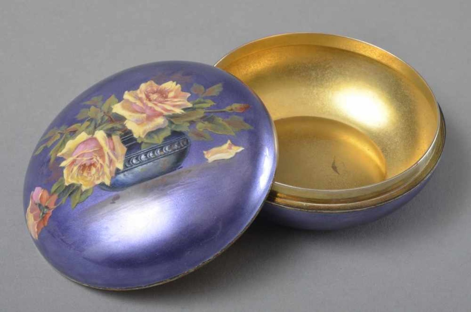 Runde Dose mit violetter Emaillierung und "Rosenbouquet" Malerei auf dem Deckel, Metall vergoldet,