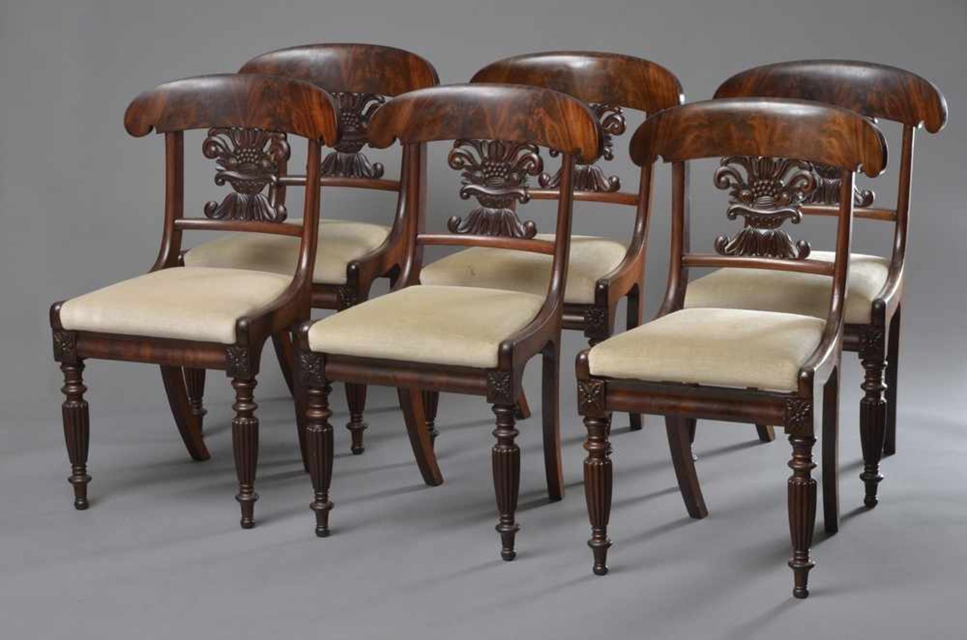 6 Biedermeier Stühle mit Schaufellehne und "Fruchtkorb" Schnitzerei i.d. Lehne, gedrechselte