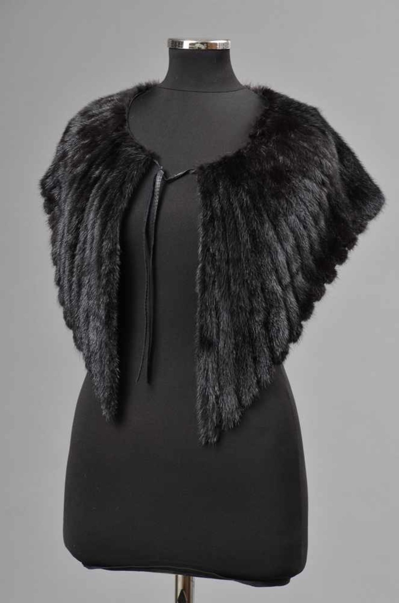 Schwarz gefärbter Nerz Mantel mit Lederstreifen, Gr. 38/40 - Bild 2 aus 2
