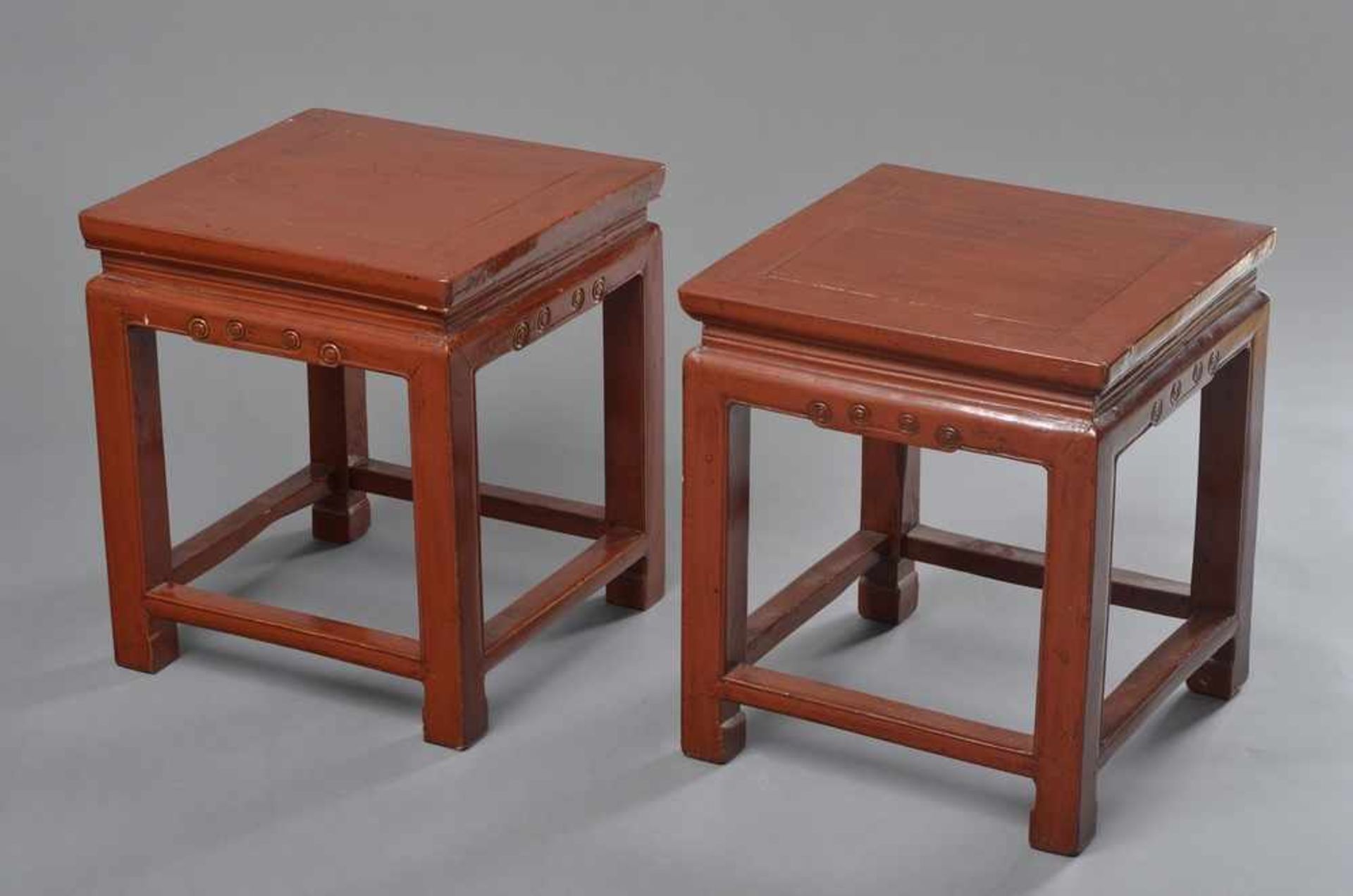 Paar kleine chinesische Rotlack Tischchen mit Volutenschnitzerei in der Zarge, Qing Dynastie, 48,